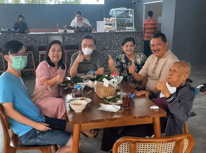 Pengunjung disalah satu  outlet kuliner yang sudah buka di kawasan eduwisata Nara Kupu Jogya, Sabtu (23/7/2022)