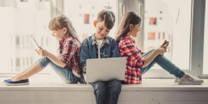 Bangun Rasa Percaya Diri Anak Sebelum Beri Akses ke Ruang Digital