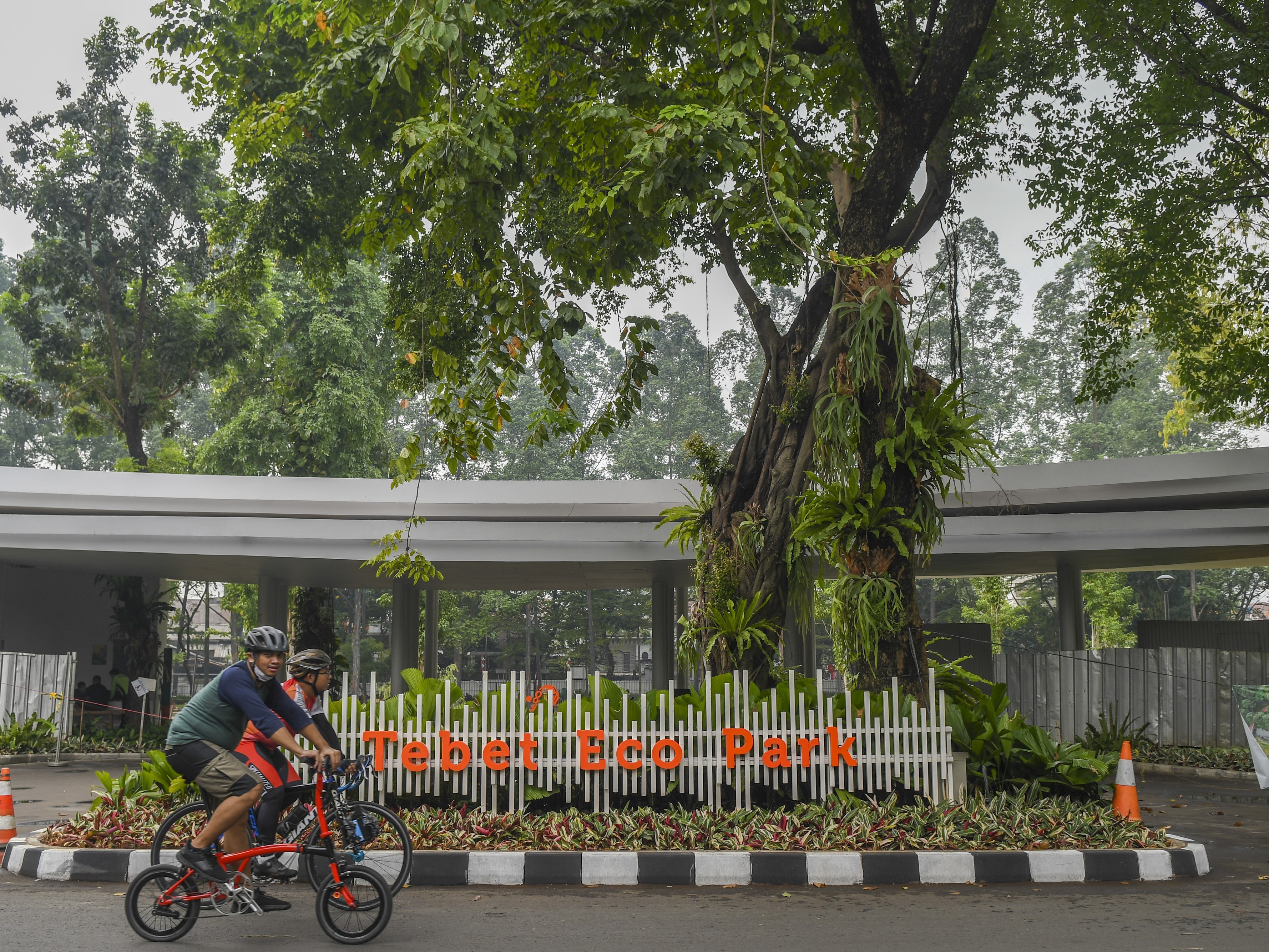 Pengendara sepeda melintas di kawasan Tebet Eco Park yang ditutup sementara di Tebet, Jakarta, Minggu (3/7/2022).