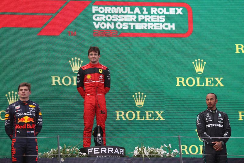 Pembalap Ferrari Charles Leclerc, Max Verstappen (Red Bull) dan Lewis Hamilton (Mercedes) di podium Grand Prix Austria, Red Bull Ring, Spiel