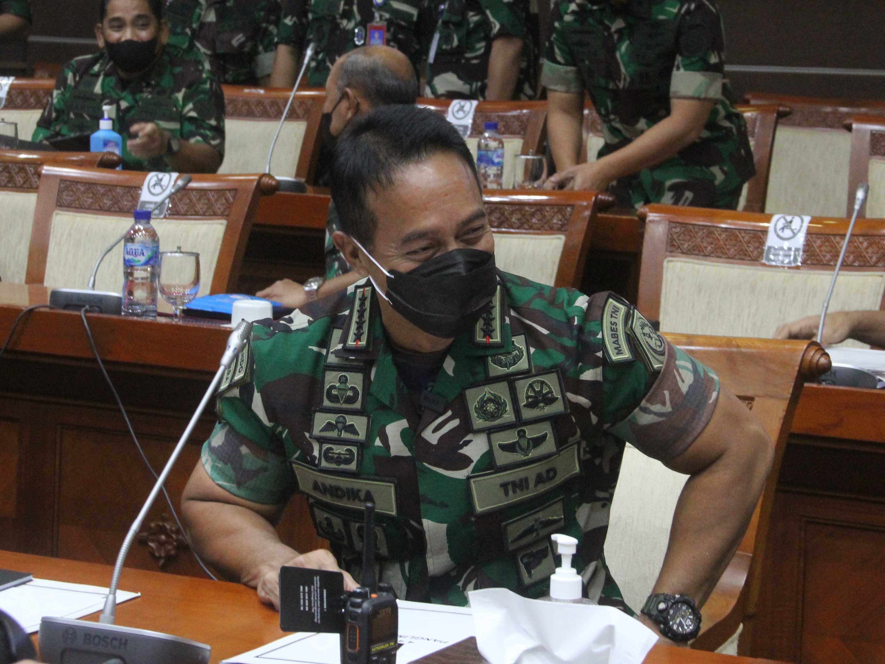 Panglima TNI Jenderal Andika Perkasa saat bersiap mengikuti rapat kerja dengan DPR RI.