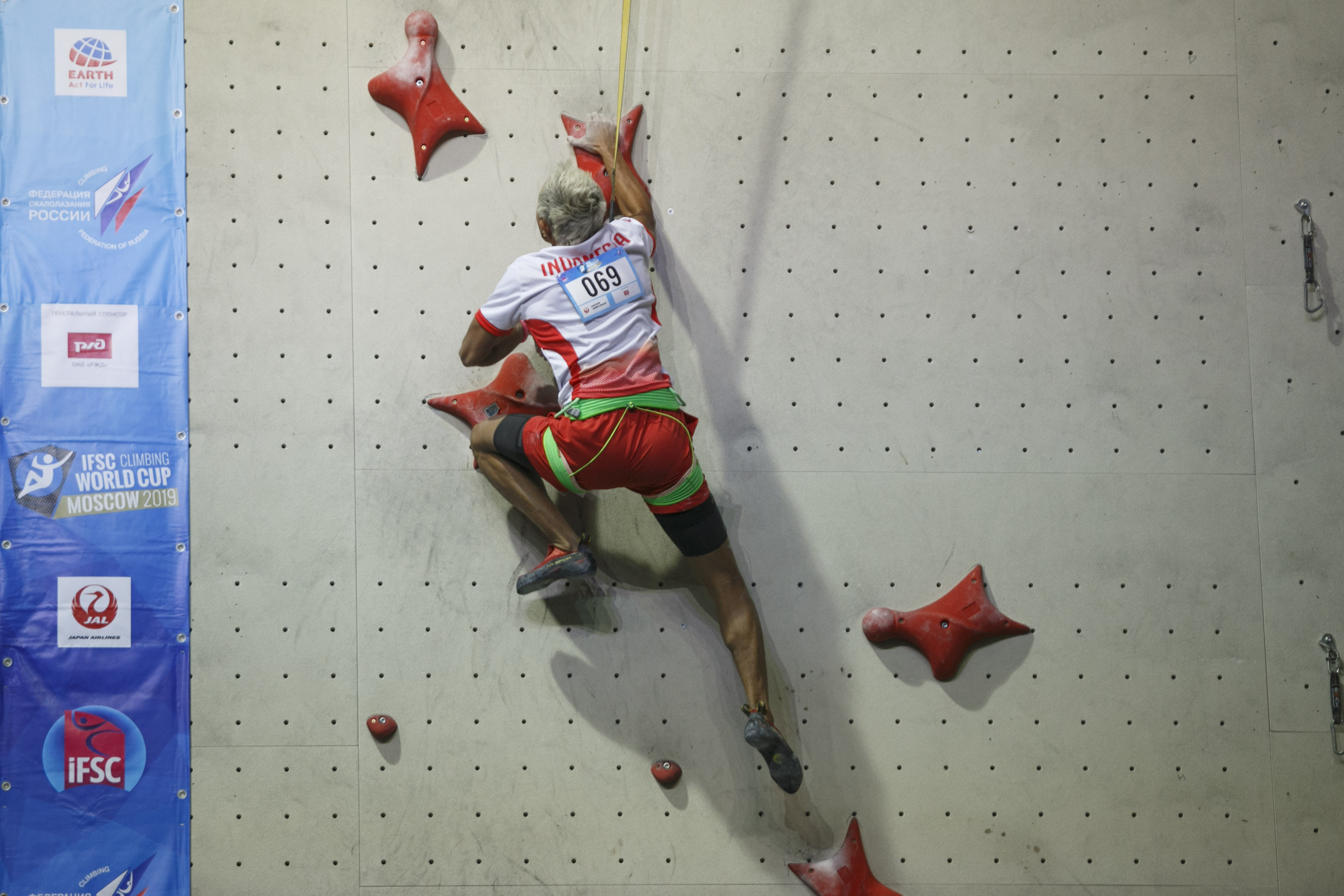 Atlet panjat tebing Indonesia Aspar Jaelolo beradu kecepatan saat kualifikasi nomor speed di Moskow, Rusia, Jumat (12/4/2019).