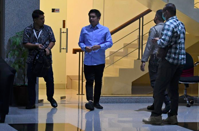 Mantan Bupati Tanah Bumbu, Mardani H Maming (tengah).