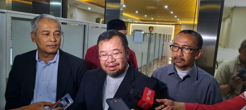Mantan Presiden Aksi Cepat Tanggap (ACT) Ahyudin (tengah)