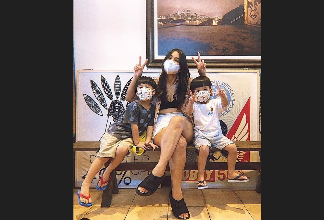 Selebritas Putri Titian dan kedua anaknya