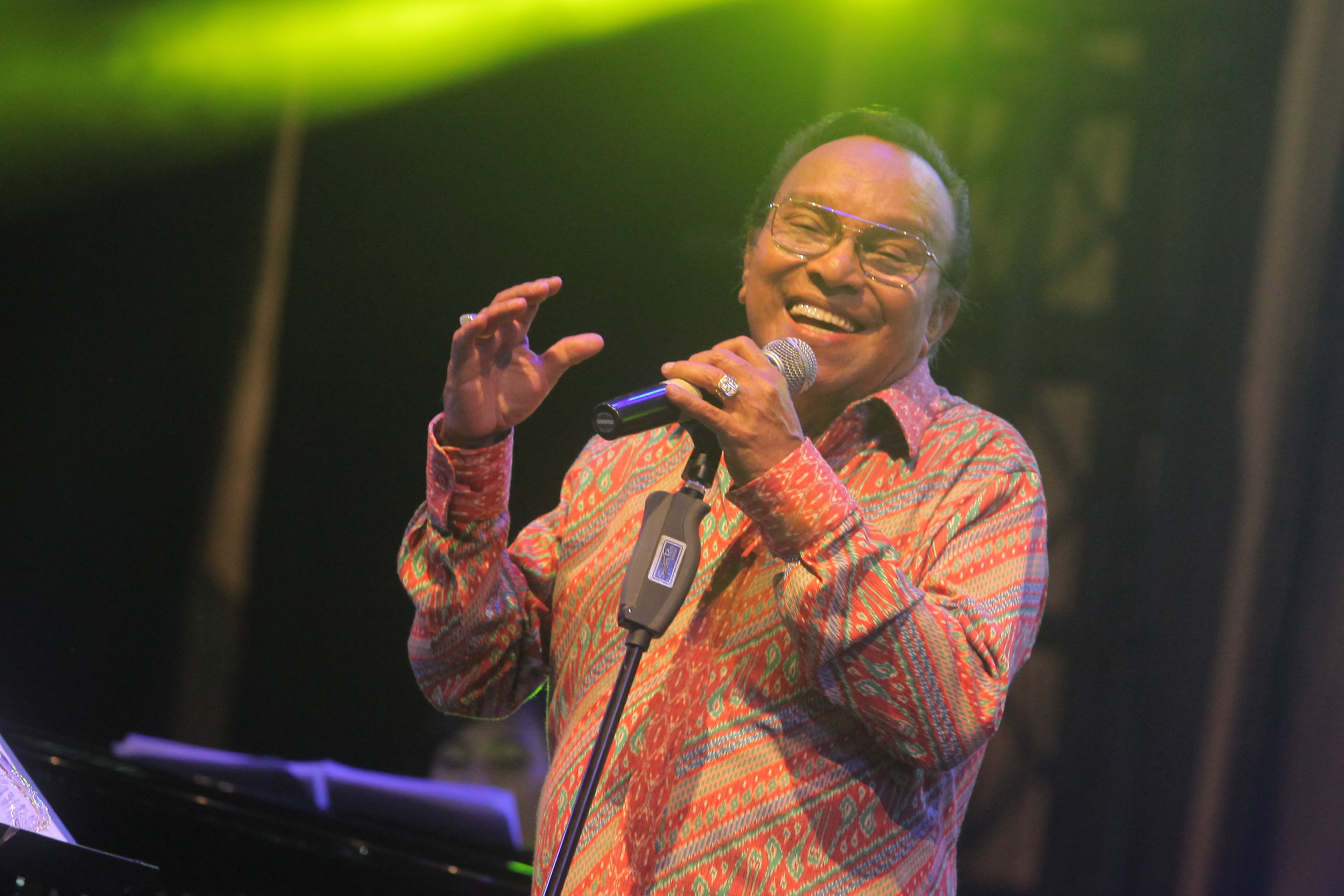 Penyanyi Bob Tutupoli saat tampil di Synchronize Festival 2017