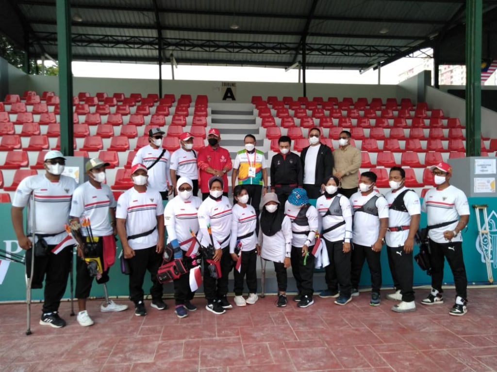 Menpora Zainudin Amali (berdiri tengah) berfoto bersama tim panahan Indonesia untuk APG 2022. 