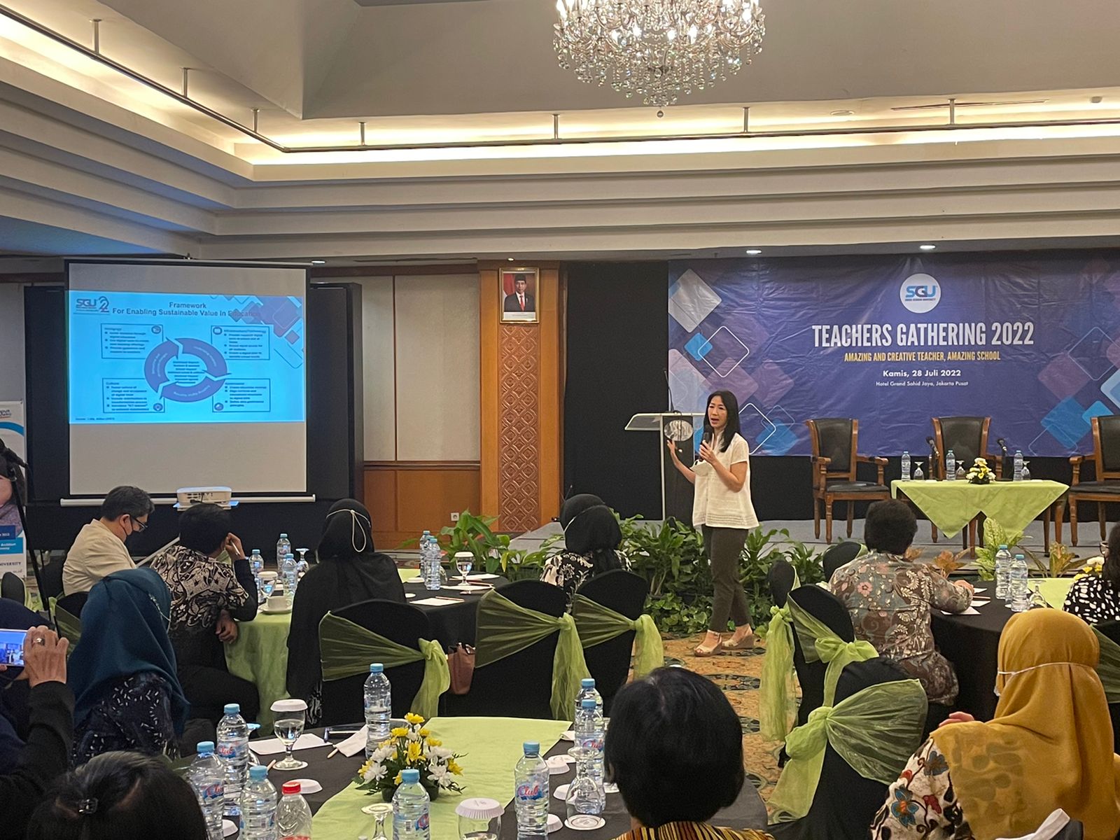 REKTOR SGU Filiana Santoso menjelaskan guru selain menjadi tenaga pendidik juga harus memberi pengaruh baik kepada anak didiknya.