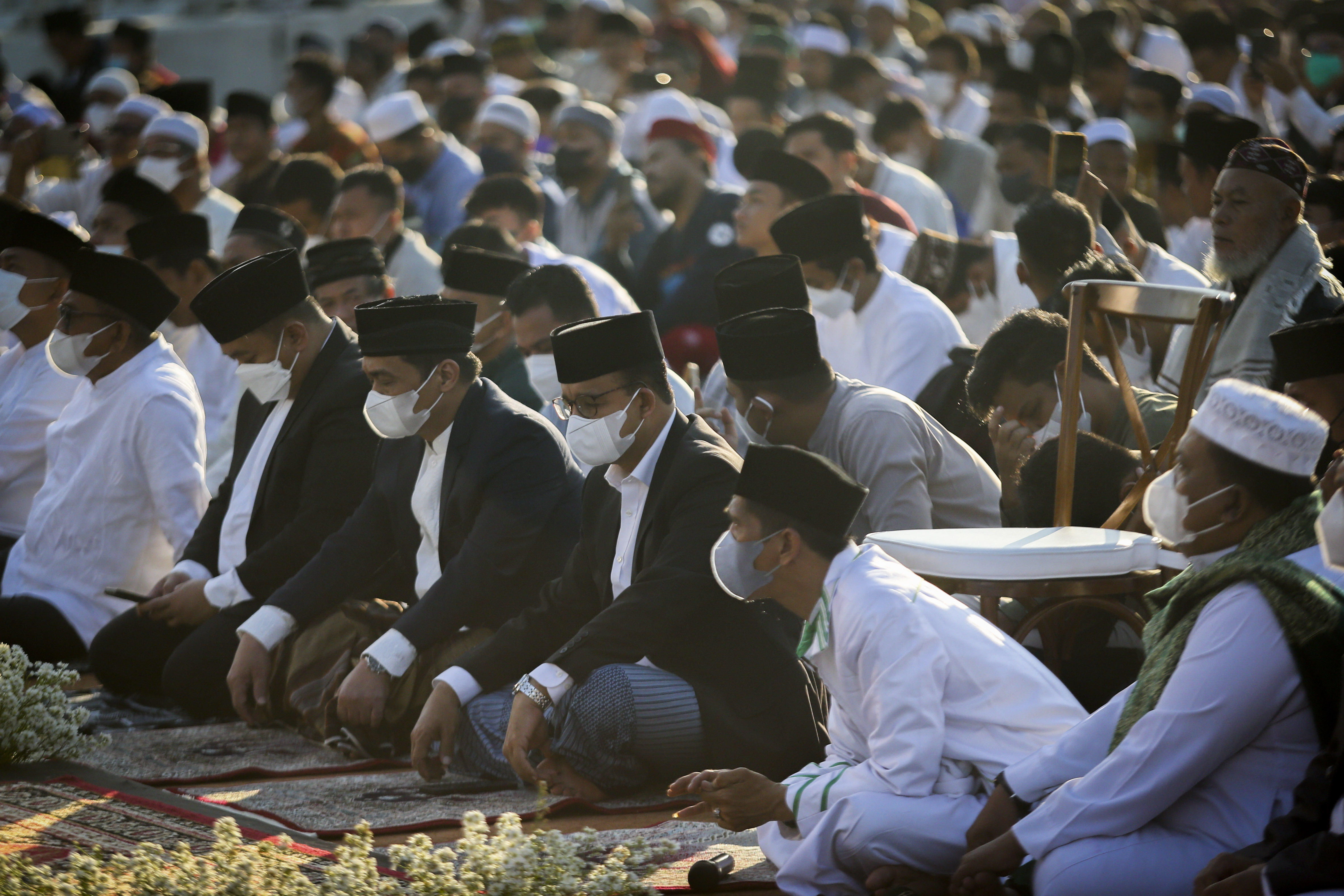 Gubernur DKI Jakarta Anies Baswedan (keempat kiri) bersama Wagub Ahmad Riza Patria (ketiga kiri) mendengarkan khotbah usai salat ied di JIS,