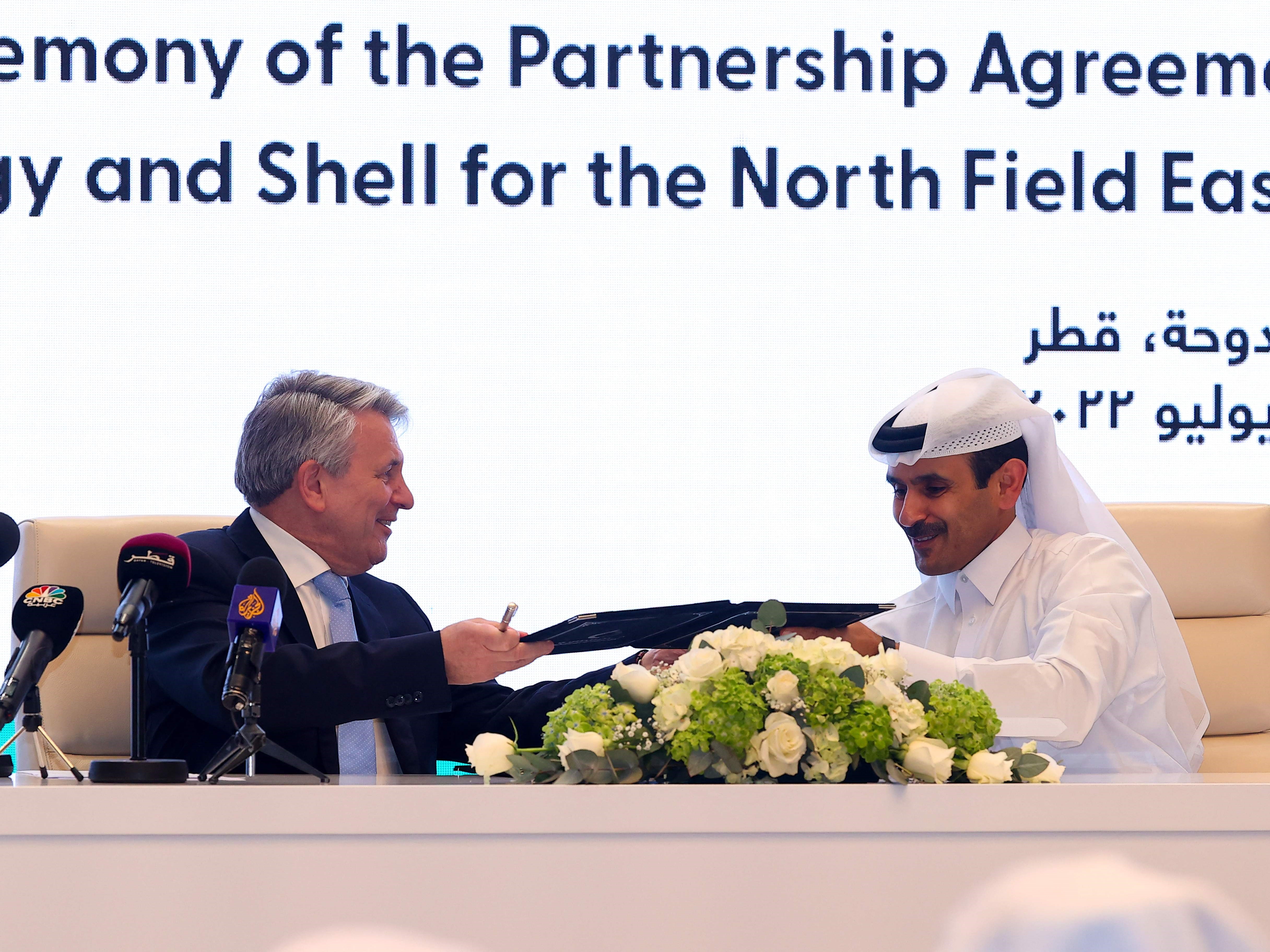 CEO Qatar Energy Saad Sherida al-Kaabi (kanan) dan CEO Shell Ben van Beurden di kantor pusat QatarEnergy di Doha, Selasa (5/7).