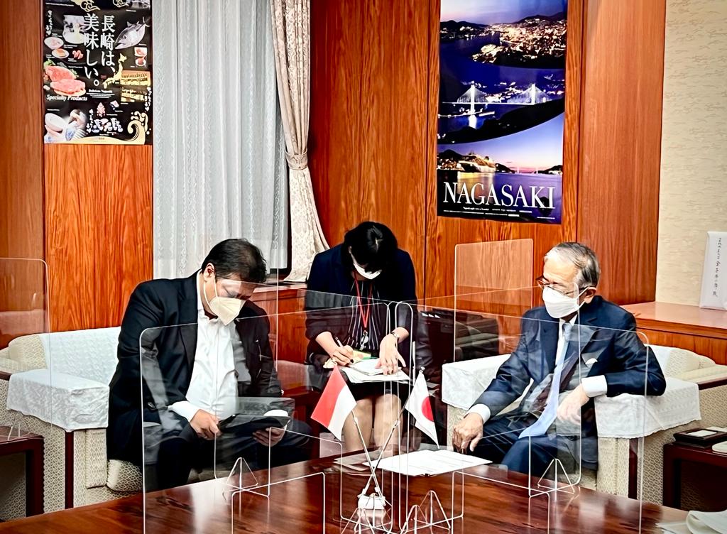 Menko Perekonomian Airlangga Hartarto (kiri) bertemu Menteri Pertanian, Kehutanan, dan Perikanan Jepang Kaneko Genjiro