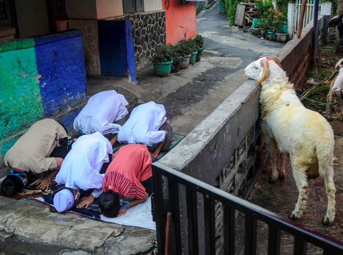 Warga melaksanakan salat Idul Adha di Astana Anyar, Bandung, Jawa Barat, Selasa (20/7/2021).