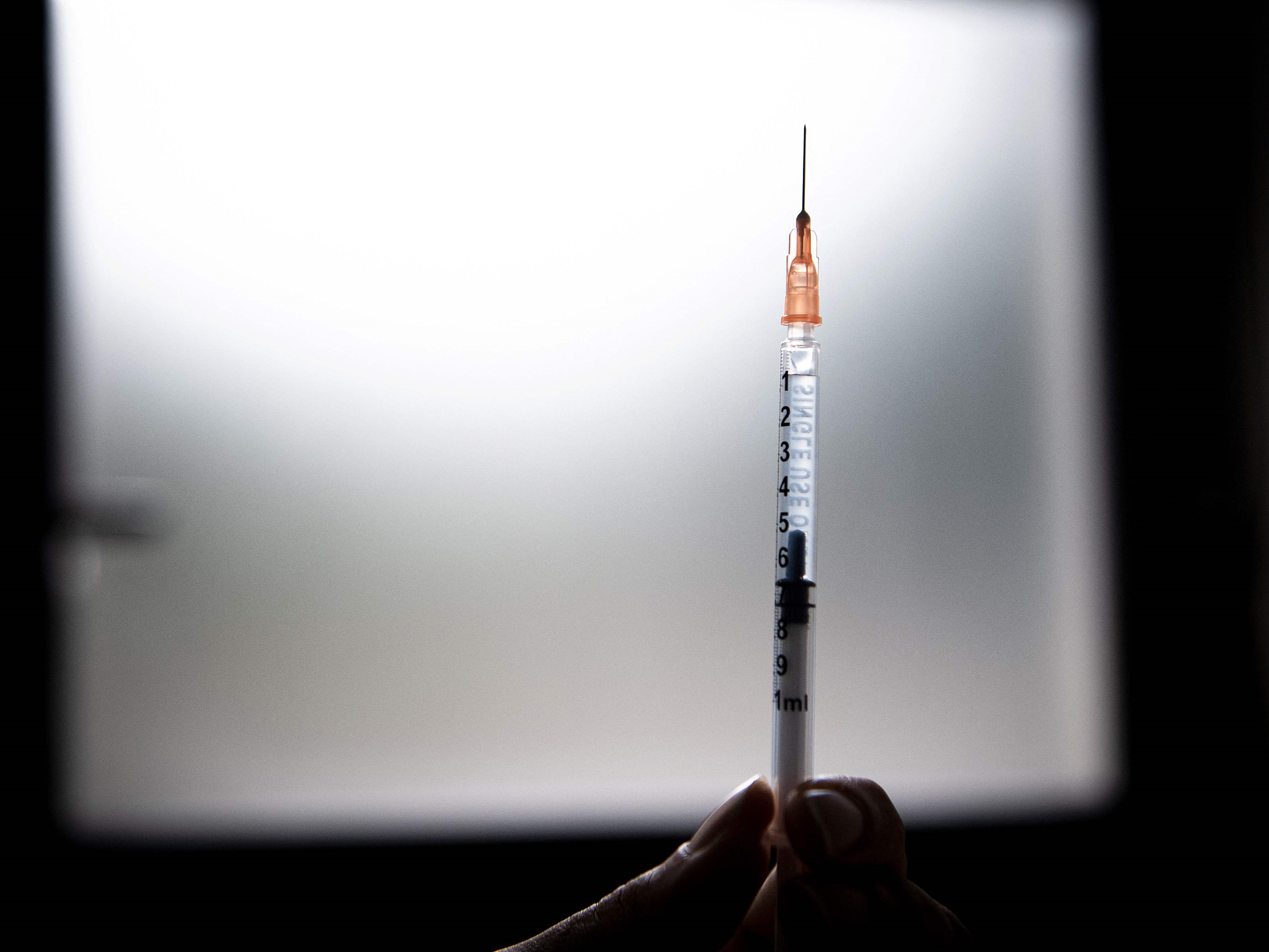 Seorang petugas kesehatan medis menyiapkan dosis vaksin monkeypox di pusat vaksinasi kota Edison di Paris.