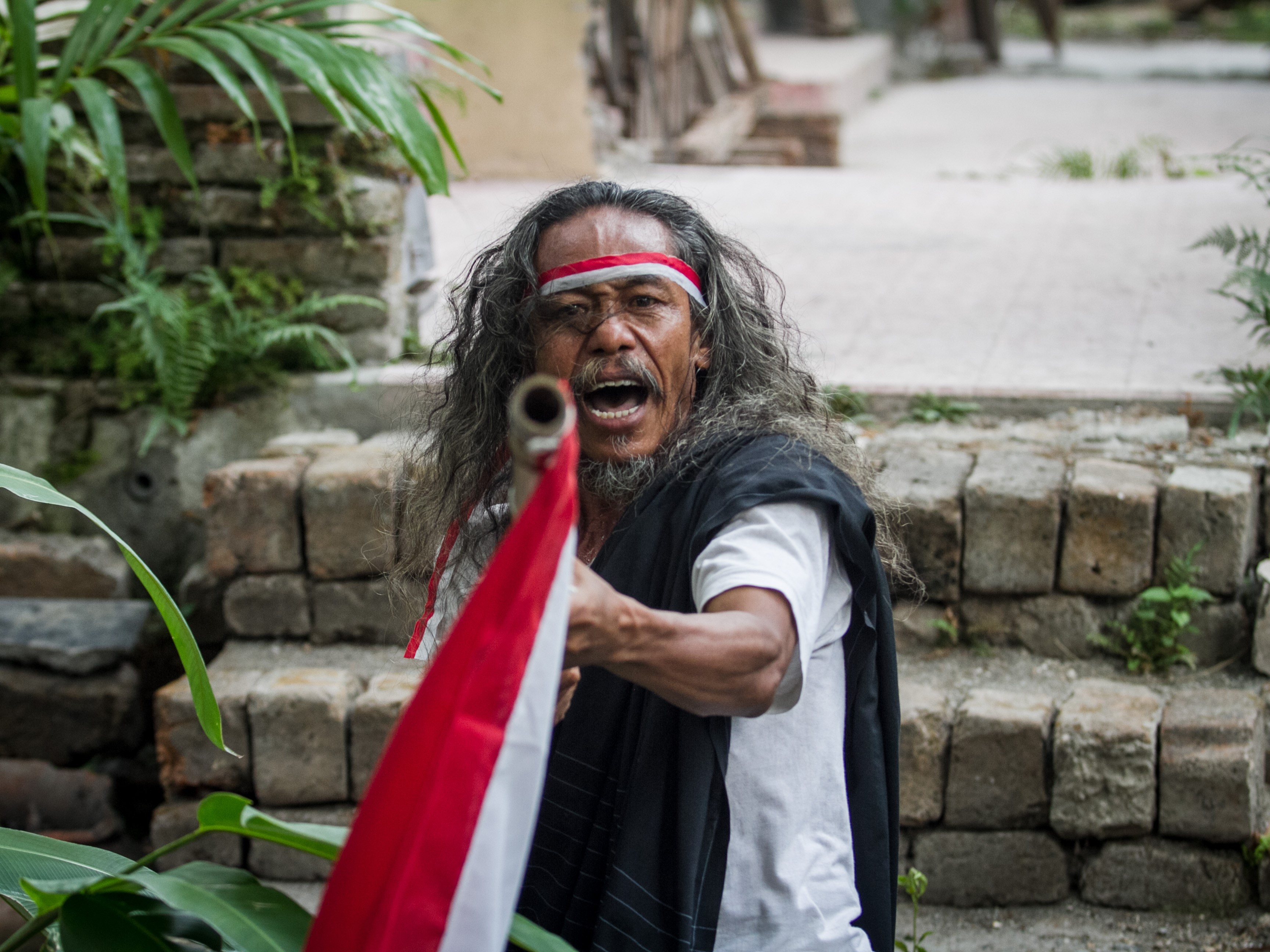 Penyair Sosiawan Leak membawakan puisi berjudul Arek-Arek Bonek Surabaya Sang Garda Negara.