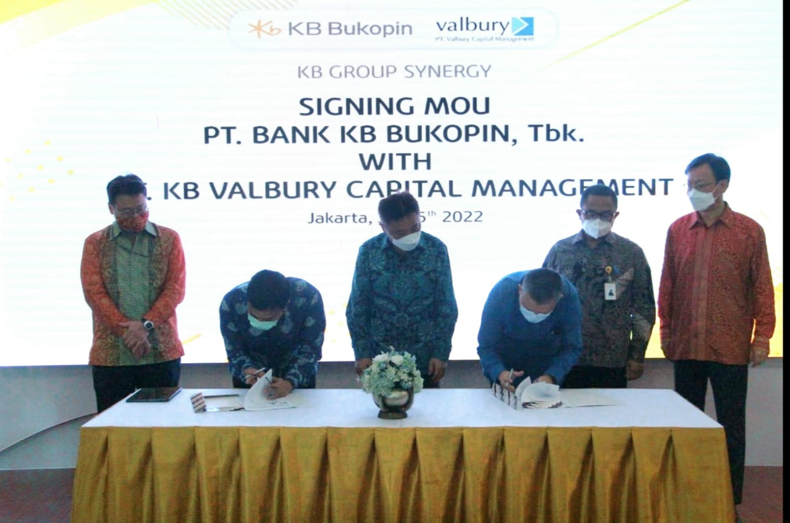 Penandatanganan nota kesepahaman antara KB Bukopin (KBB) dan Valbury Capital Management (VCM) di Jakarta. 