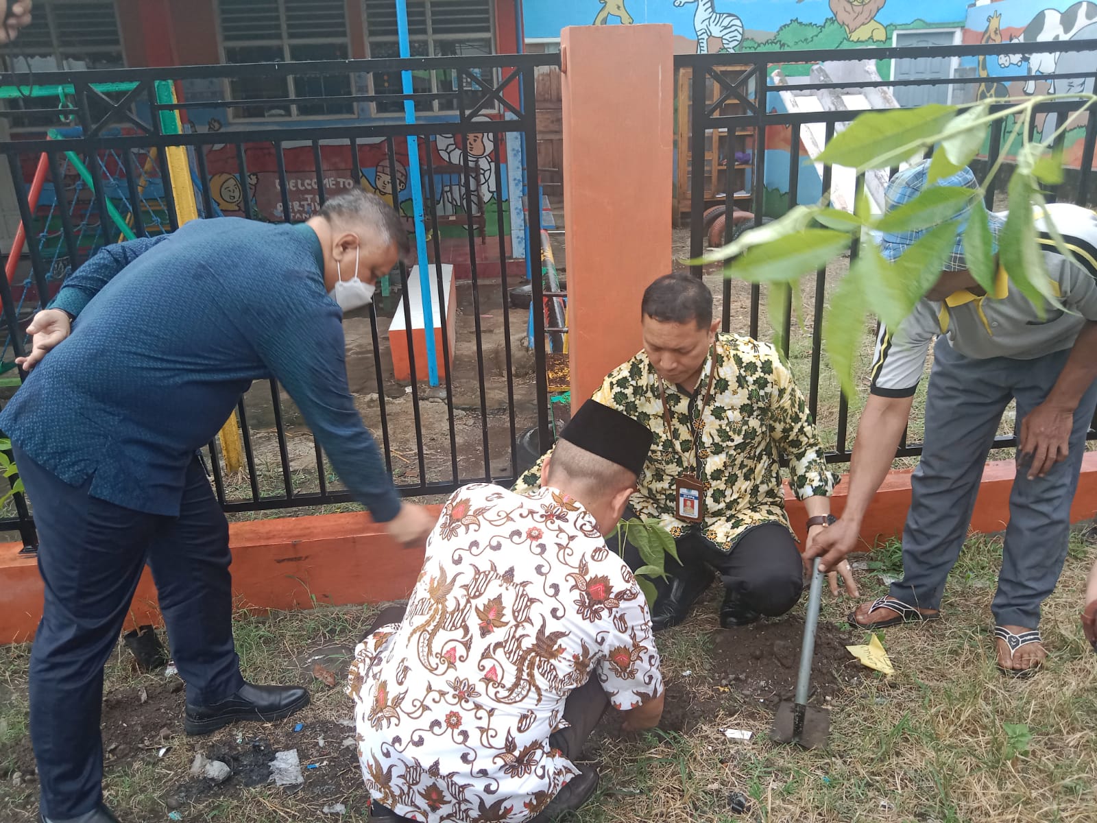 Staf Khusus KLHK Sonny Y. Soeharso (baju biru) menyaksikan penanaman pohon di halaman Balai Desa Sitanggal, Kecamatan Larabngan, Kabupaten B