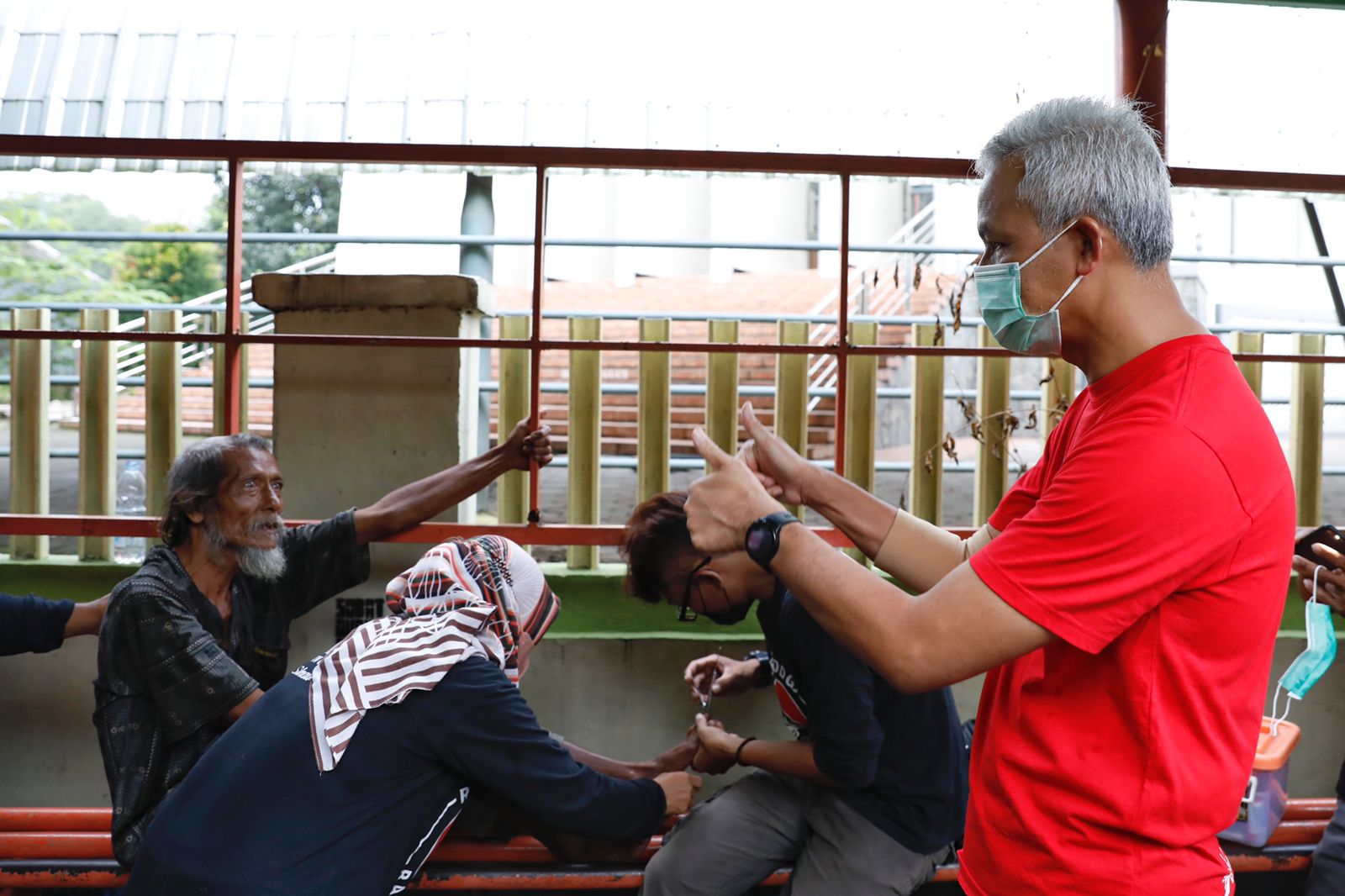 Gubernur Jateng Ganjar Prnaowo berbincang dengan ODGJ saat proses evakuasi oelh Relawan ODGJ Banyumas
