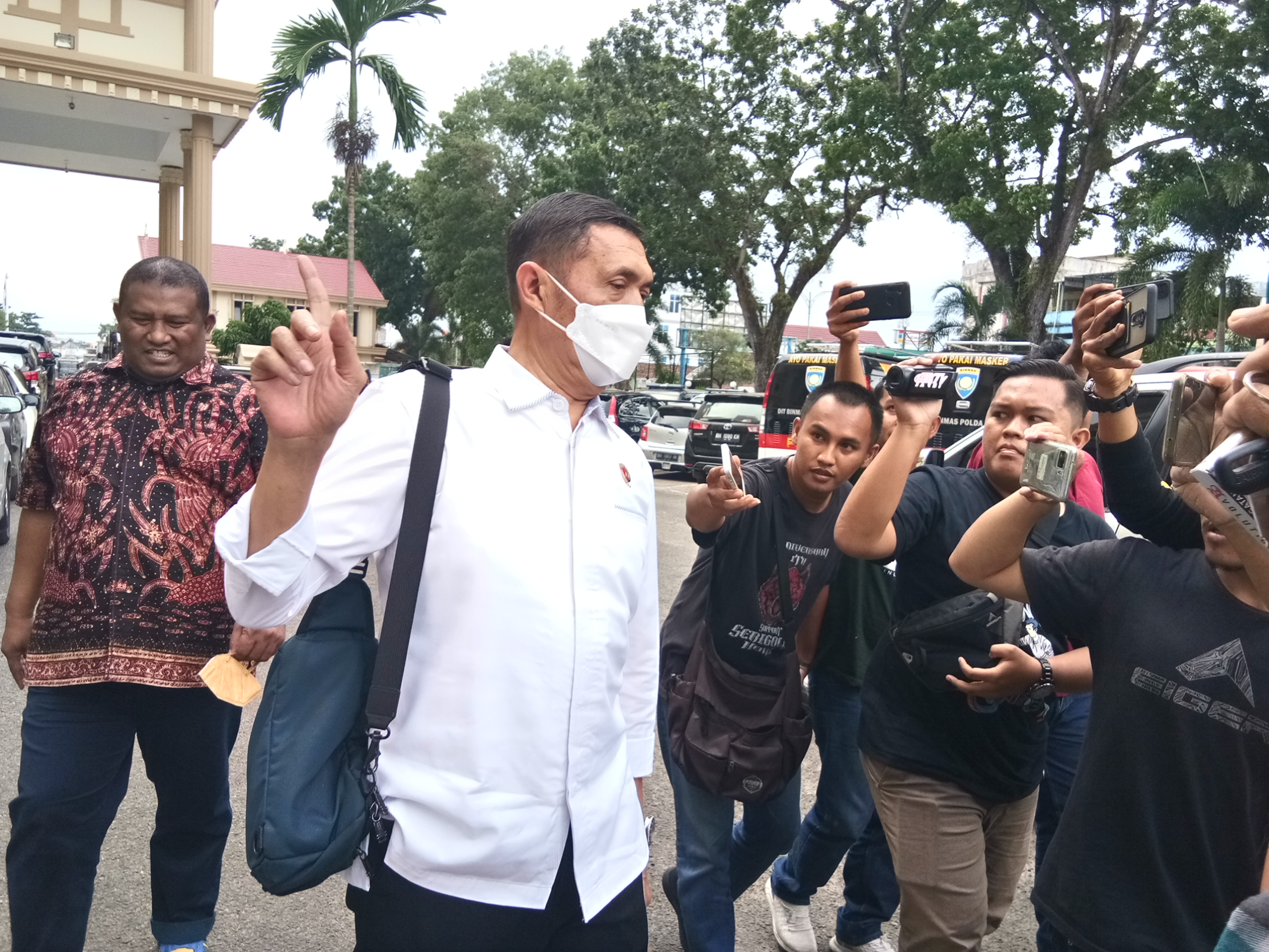 Penyidik utama dari Mabes Polri Brigjen Agus Suharnoko berjalan memasuki Markas Kepolisian Daerah Jambi, Jumat (22/7).
