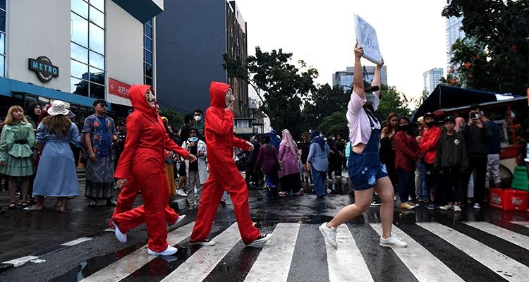 Warga meyaksikan Citayam Fashion Week di kawasan Dukuh Atas, Jakarta