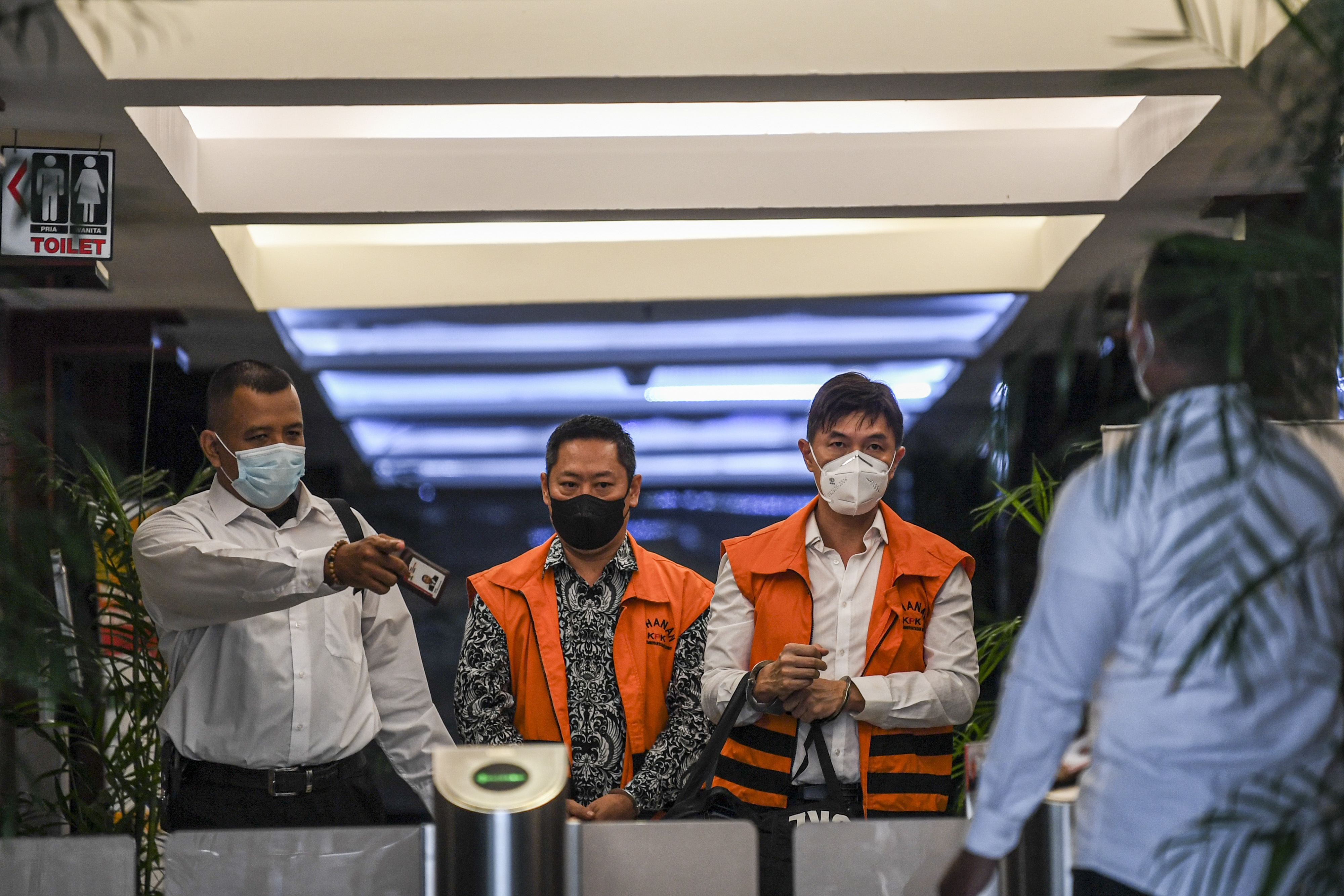 Dua terpidana suap Wali Kota nonaktif Bekasi Rahmad Effendi, Lai Bui Min (kedua dari kiri) dan Suryadi Mulya (ketiga dari kiri).