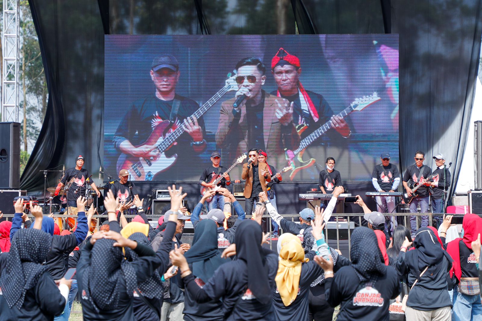 Penampilan kesenian tradisional Jawa Barat meramaikan deklarasi warga desa di Kabupaten Bandung, Minggu (24/7/2022)