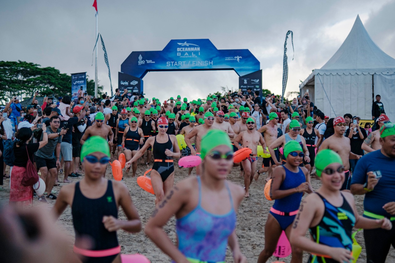 Kompetisi Oceanman Bali 2022 di Pantai Muaya Jimbaran, Bali. 