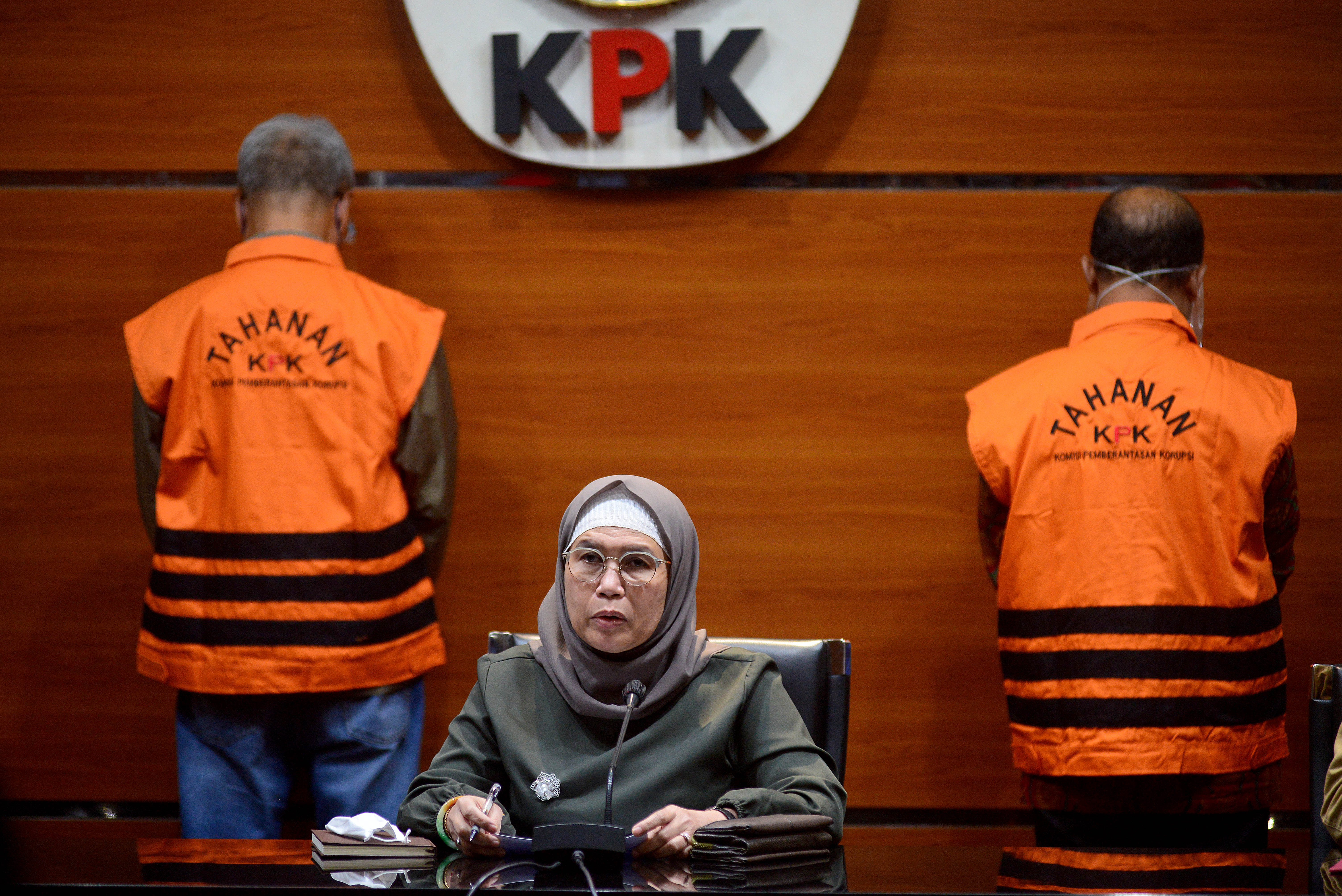 Wakil Ketua Komisi Pemberantasan Korupsi (KPK) Lili Pintauli Siregar (tengah)