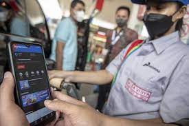 Warga menunjukan aplikasi MyPertamina saat mengisi bahan bakar pertalite di SPBU Pertamina Abdul Muis, Jakarta, Rabu (29/6). 