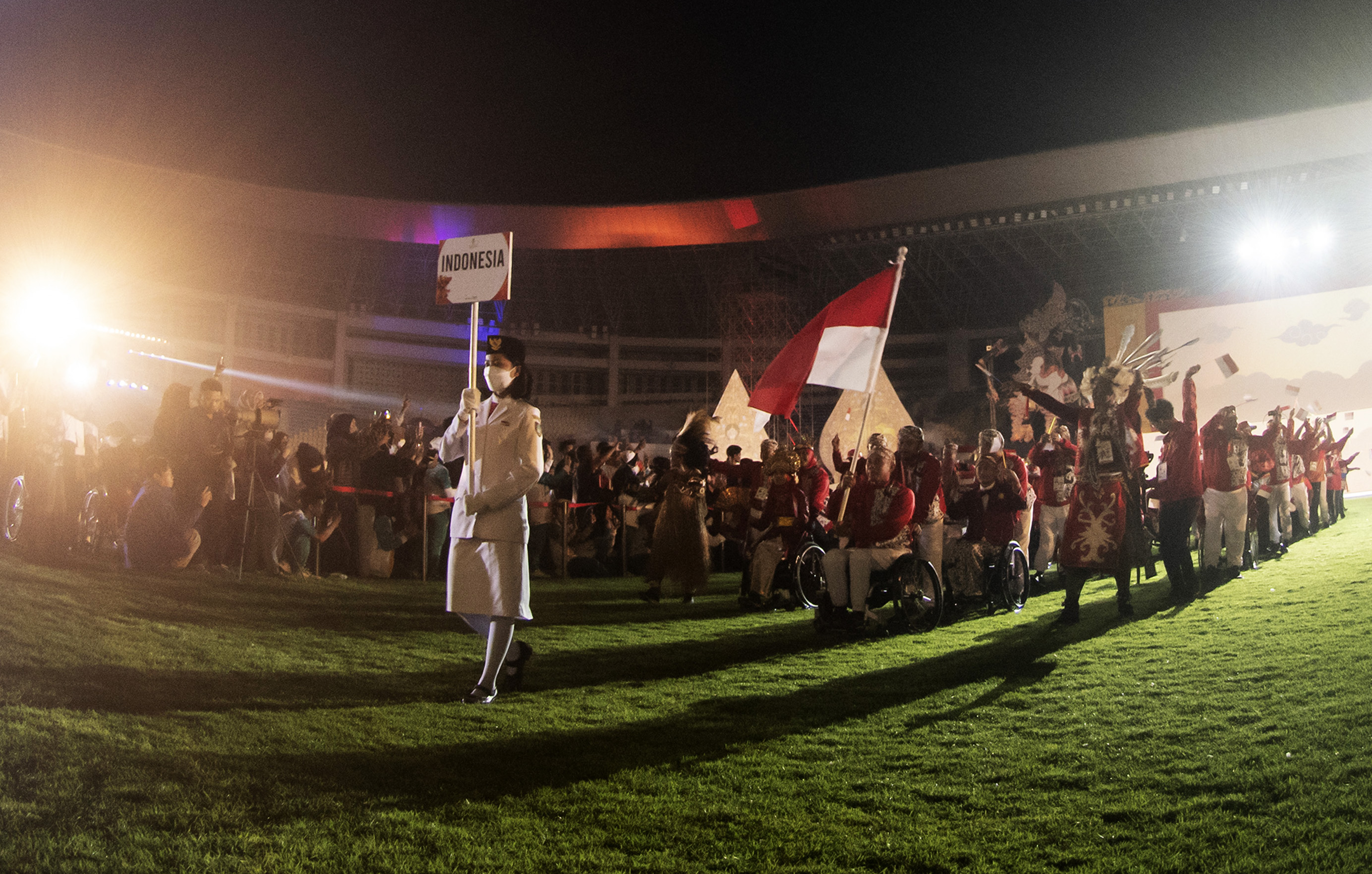 Kontingen Indonesia saar defile di pembukaan APG 2022 di Stadion Manahan, Solo, Sabtu (30/7).