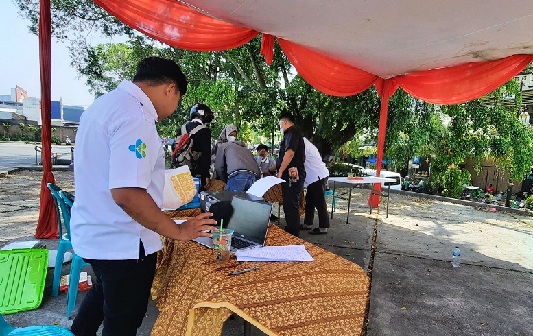 Petugas Dinas Kesehatan Cianjur, Jawa Barat, sedang mempersiapkan membuka layanan vaksinasi covid-19 di kawasan Alun-alun, Rabu (27/7).