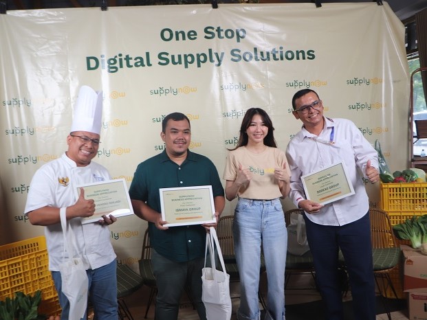 Cindy Ozzie Co-Founder Supplynow (tiga dari kiri).