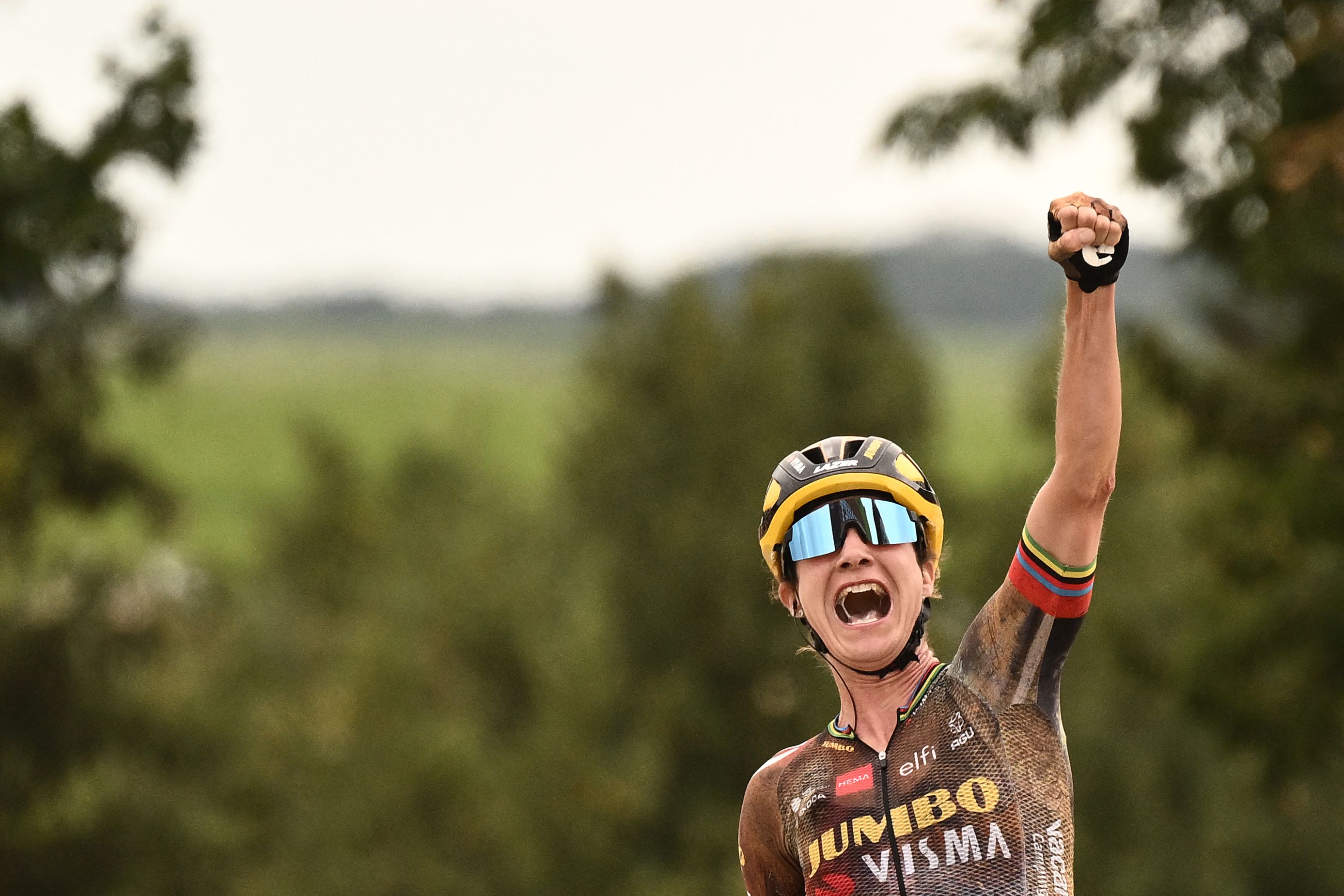 Pembalap Belanda Marriane Vos melakukan selebrasi usai memasuki finis di etape kedua Tour de France.