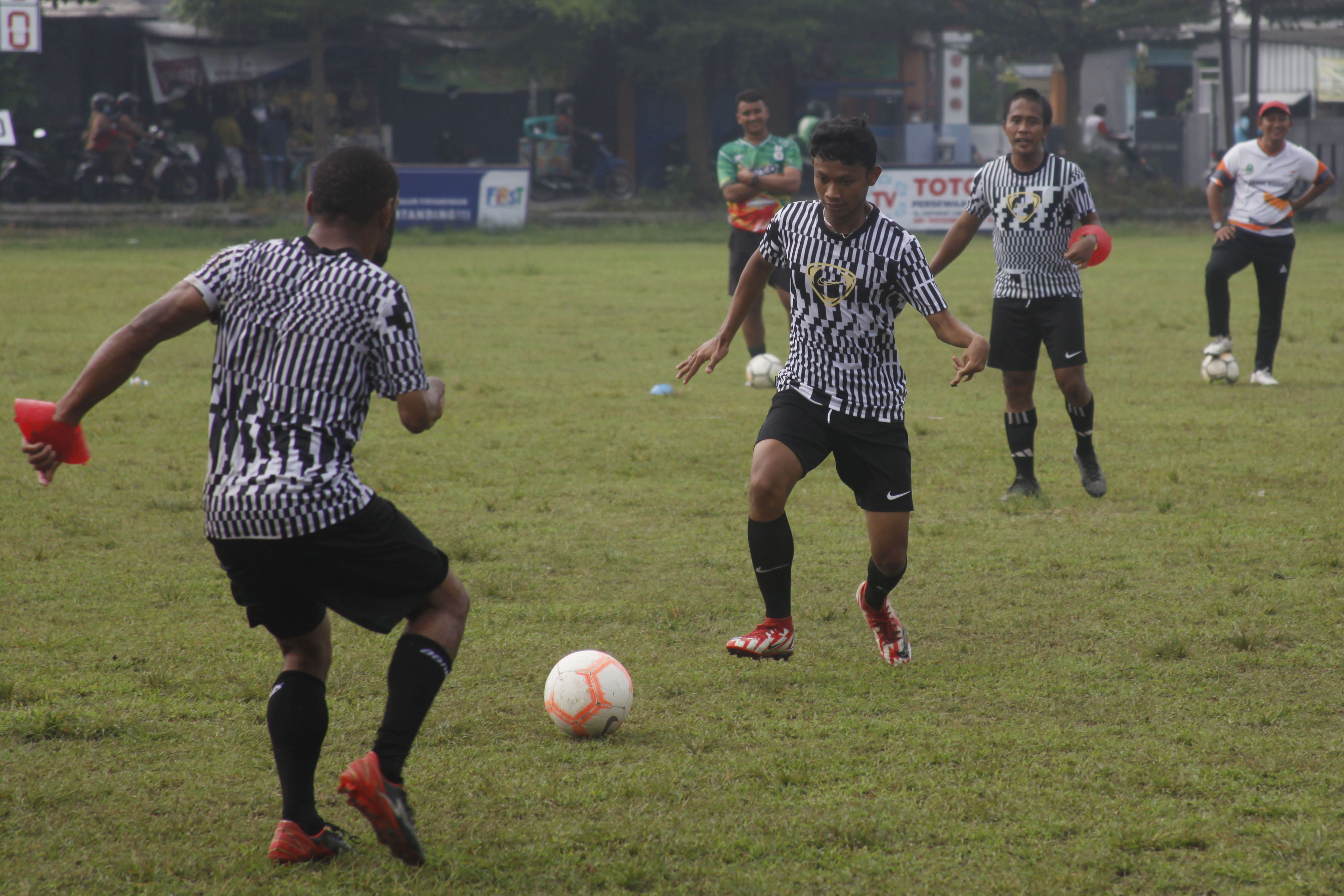 Pesepak bola cerebral palsy (CP) saat mengikuti pelatnas di Karanganyar, Jawa Tengah.