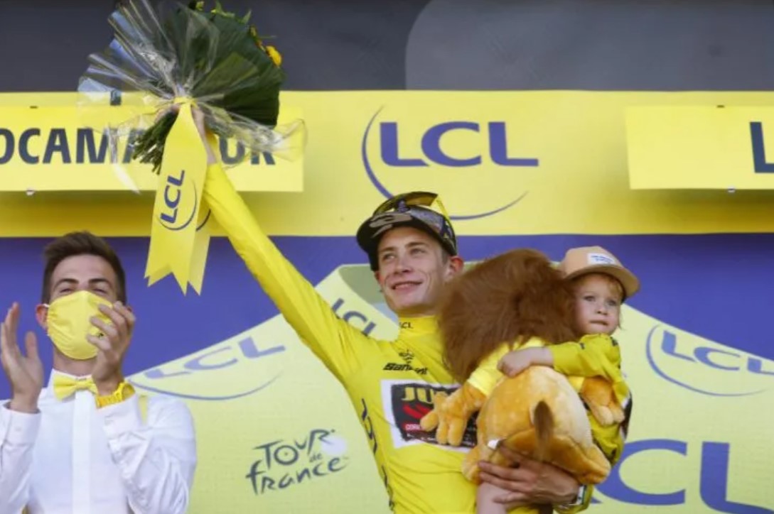 Jonas Vingegaard melakukan selebrasi usai menyelesaikan etape ke-20 Tour de France.