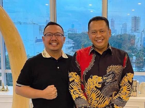  Pemerhati sekaligus pelaku dalam perdagangan fisik aset kripto Wahyu Kenzo (kiri) berpose bersama Ketua MPR RI Bambang Soesatyo.  