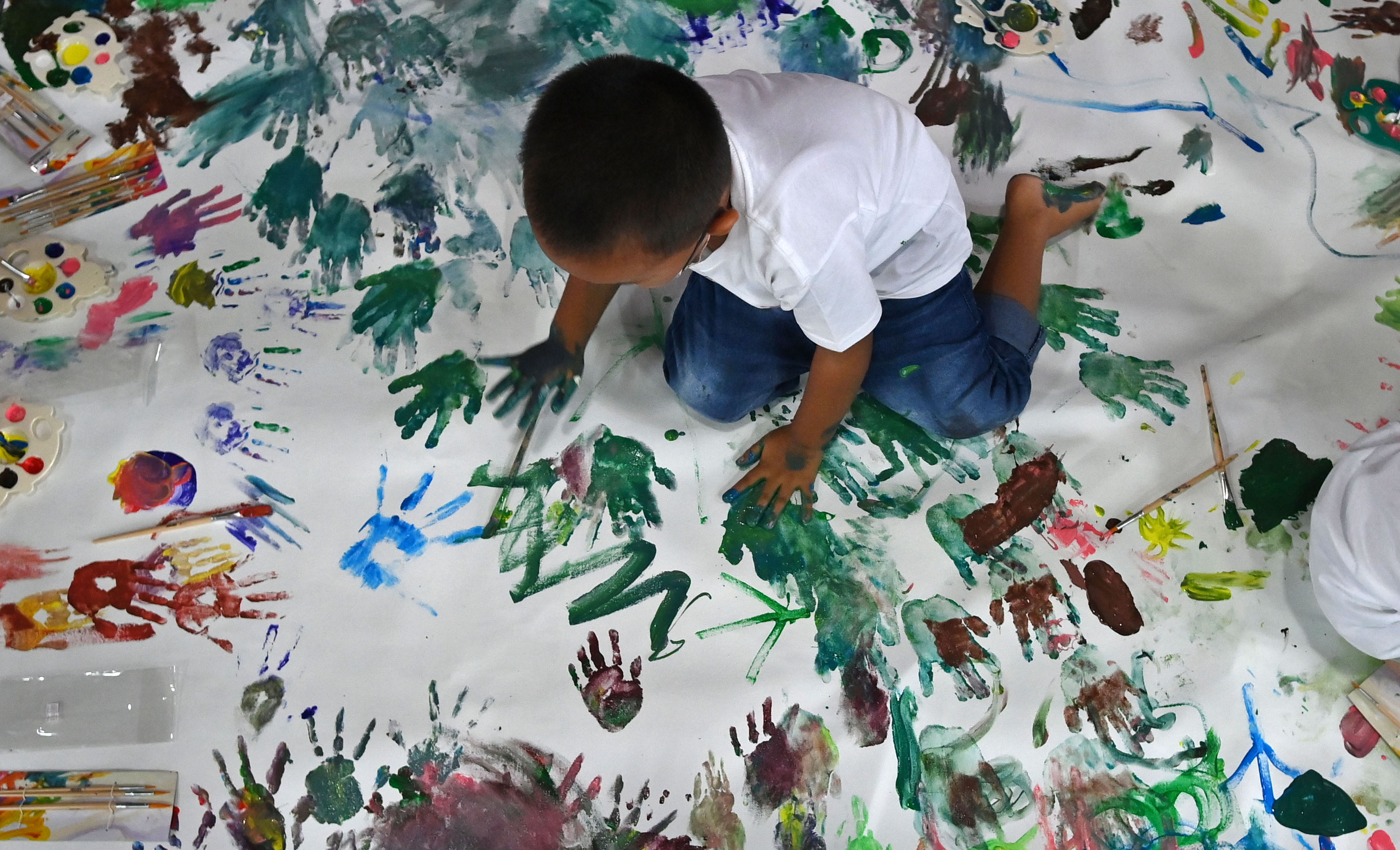 Seorang anak melukis dalam lokakarya Lukiskan Eskpresimu Dengan Tangan dan Kaki di Galeri Nasional, Jakarta, Sabtu (23/7/2022).