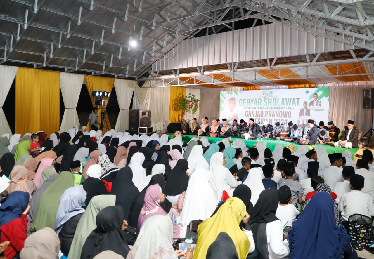 RIBUAN orang memanjatkan doa, lantunan shalawat dan dzikir bersama di Ponpes Nurul Qodir, memohon kepada Tuhan YME agar Ganjar Pranowo menja