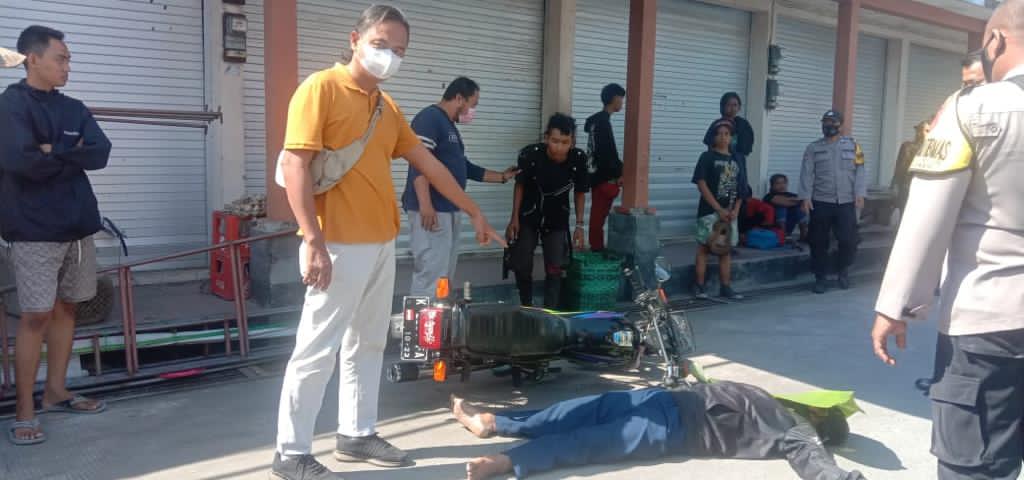 Polsek Undaan bersama Tim Inafis Polres Kudus melakukan pemeriksaan terhadap pria mendadak meninggal di Pasar Kalirejo, Undaan, Kudus, Selas