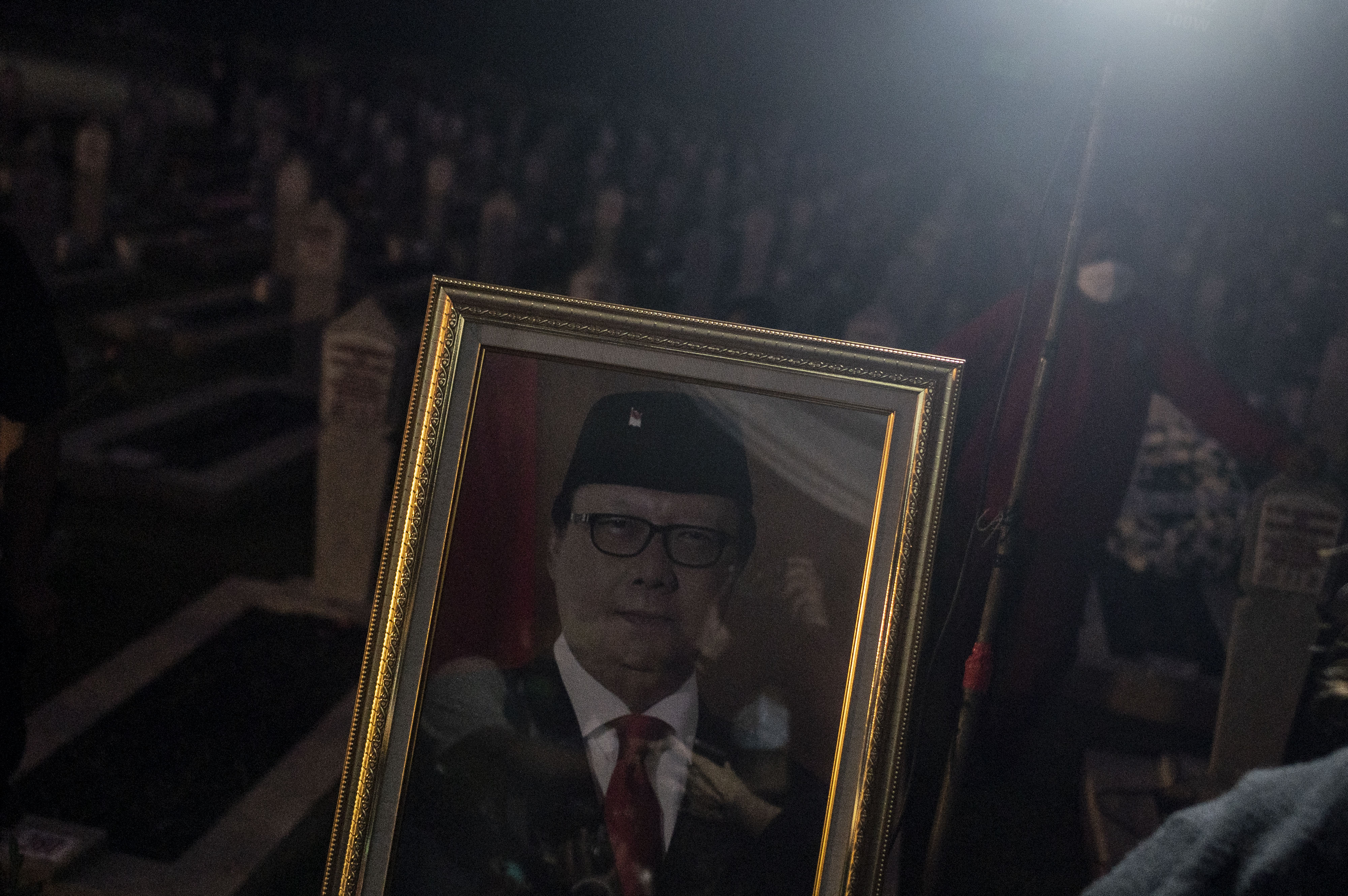 Foto almarhum Menteri PAN-Rebiro Tjahjo Kumolo masih terpajang usai pemakaman di TMP Kalibata, Jumat (1/7) petang.