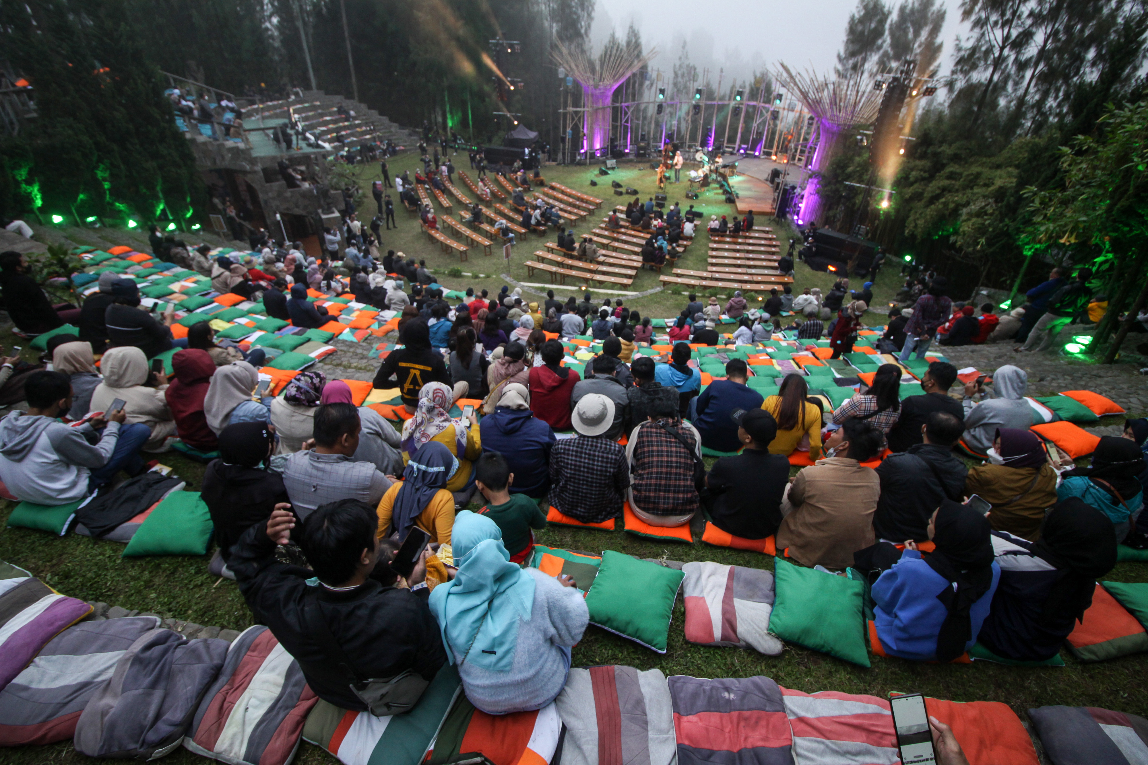 enonton menyaksikan penampilan salah satu musisi jazz dalam Jazz Gunung Bromo 2022 di Jiwa Jawa Resort, Probolinggo, Jawa Timur, Jumat (22/7