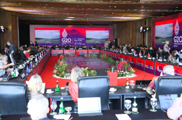 Seluruh delegasi anggota G20 dan undangan 2nd Sherpa Meeting menyimak paparan Menko Bidang Perekonomian, Airlangga Hartarto, Minggu (10/7).