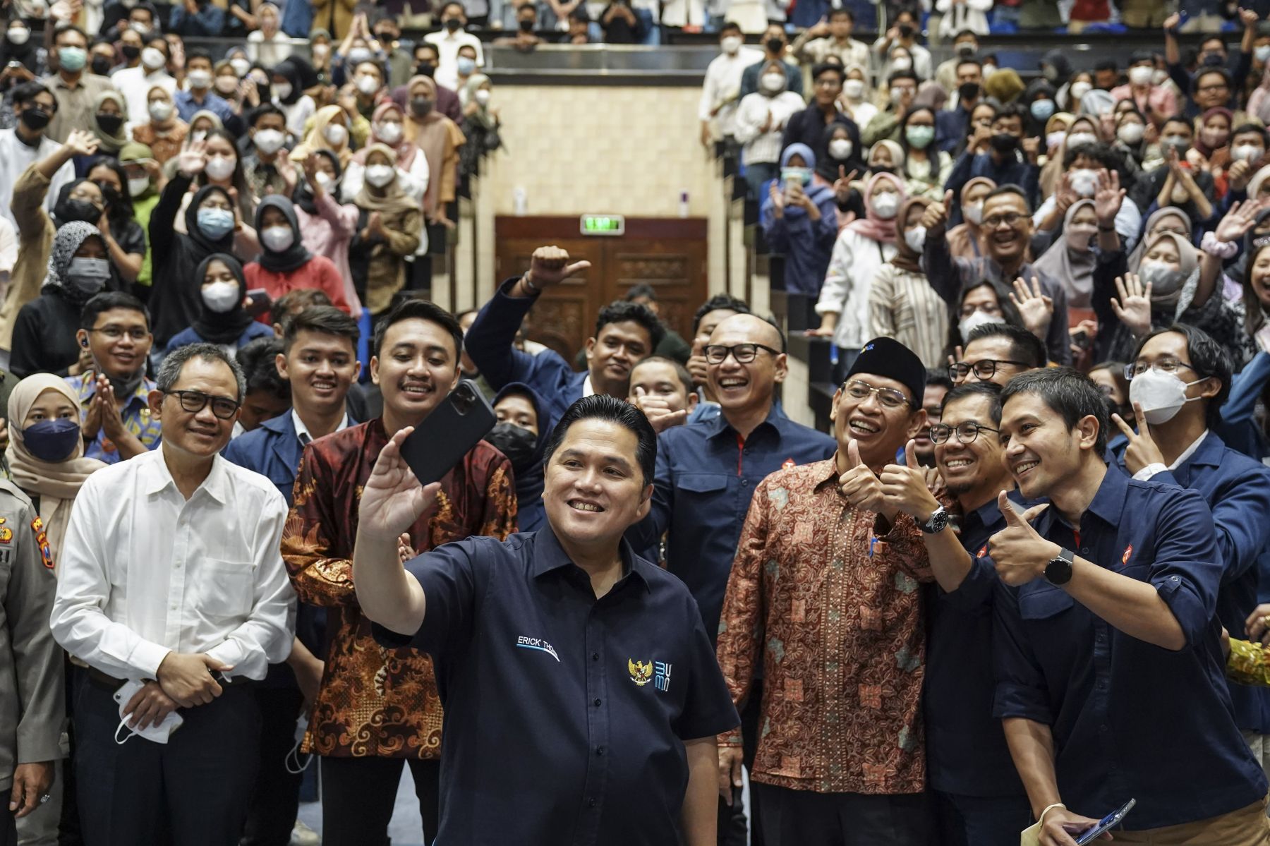 Menteri BUMN Erick Thohir (tengah) berswafoto dengan mahasiswa Universtas Airlangga