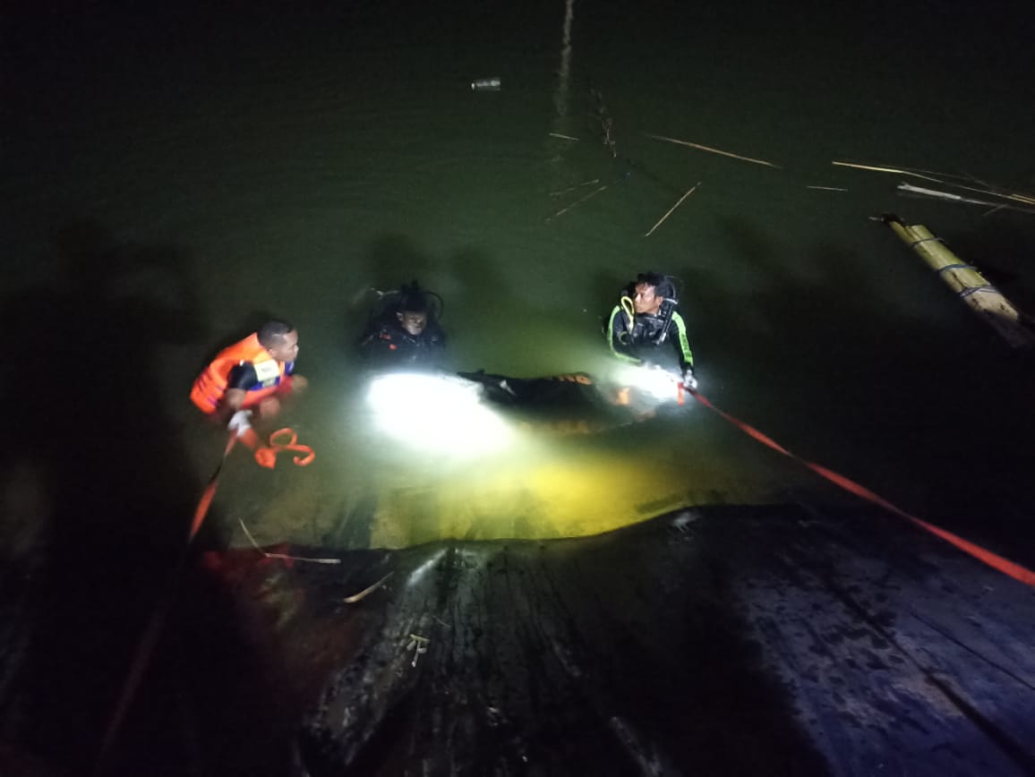 ar evakuasi Seorang siswa SMP Silvianus Darma (13) tewas tenggelam di waduk Pontoara kecamatan Lembor Manggarai Barat, NTT, Selasa malam (26