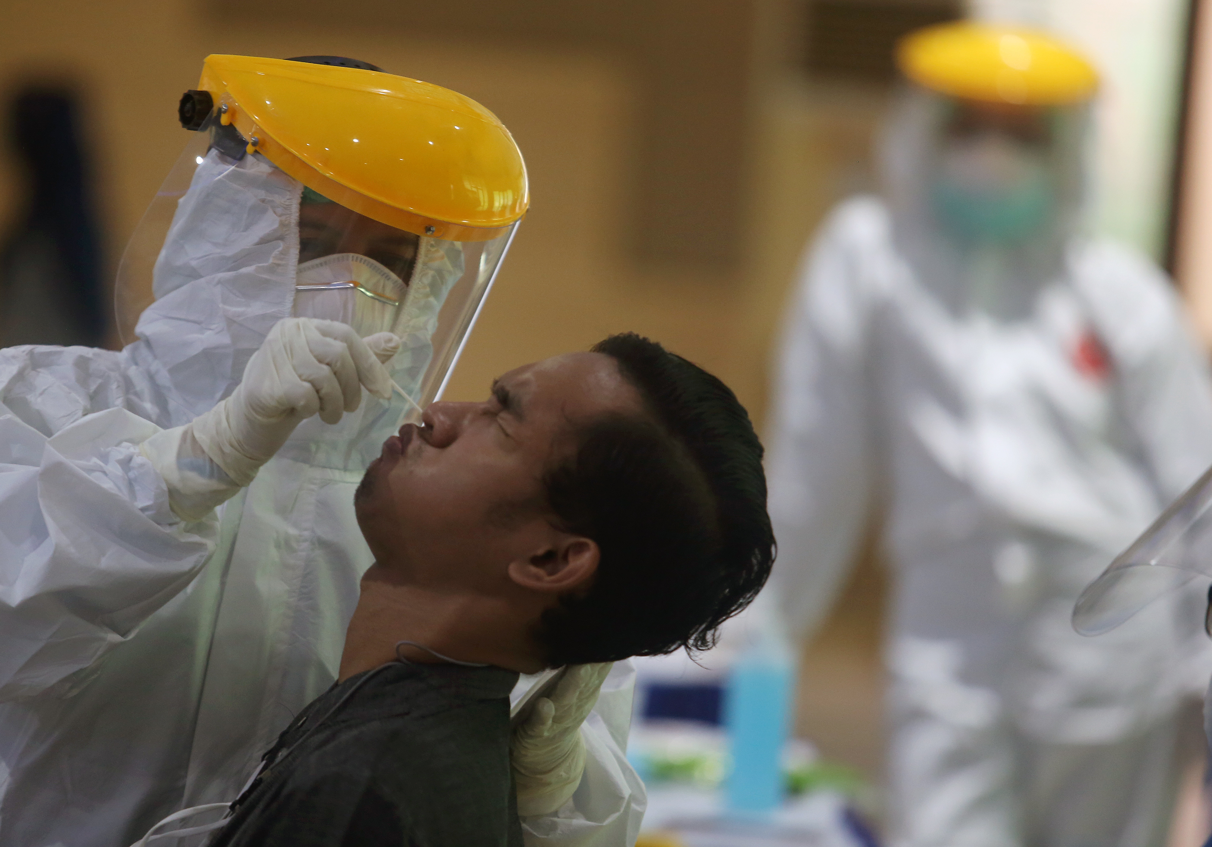 Petugas kesehatan melakukan tes usap PCR pada seorang calon haji di Kantor MUI Kota Tangerang, Tangerang, Banten.