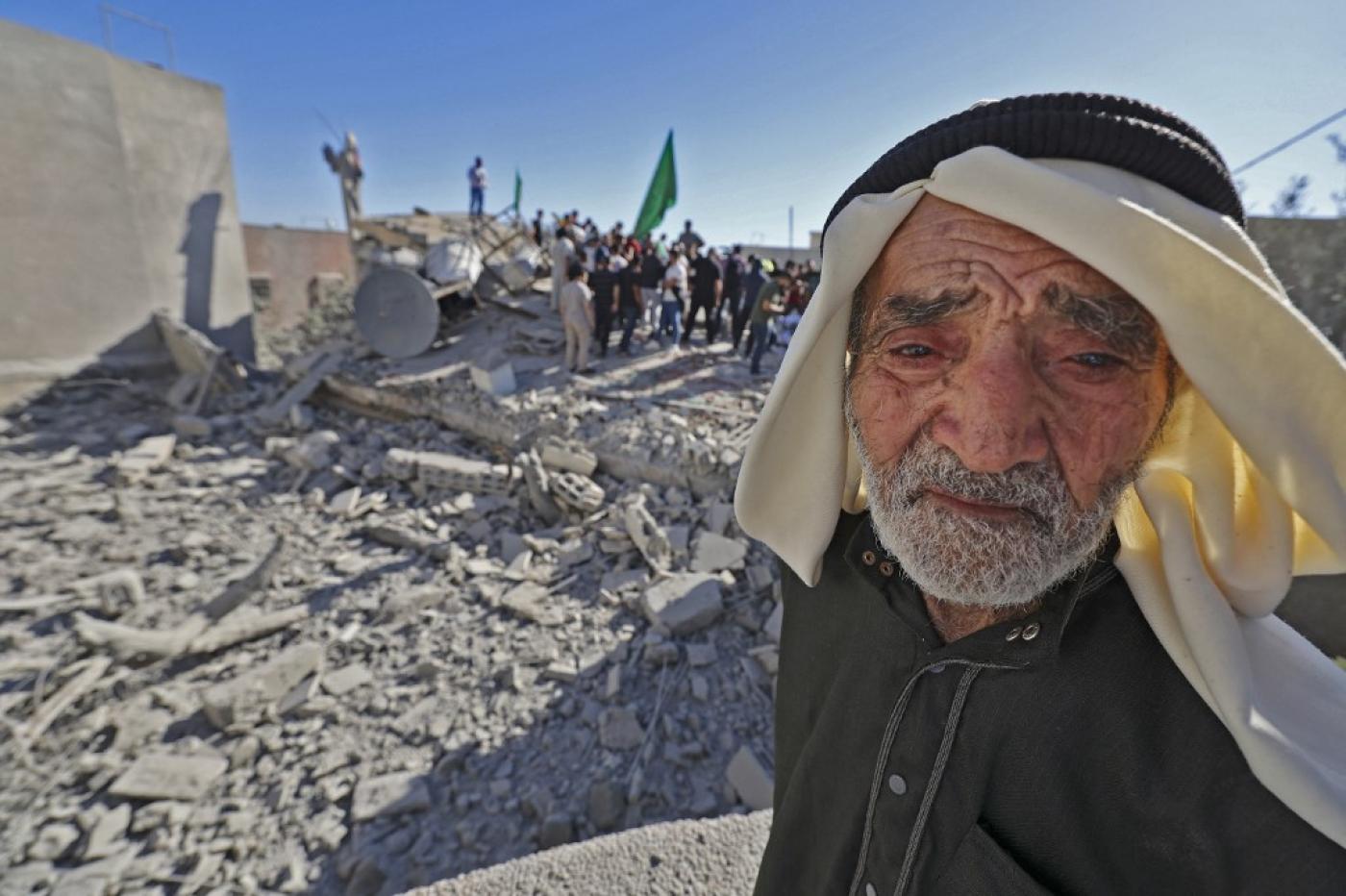 Yehya Miri melihat rumahnya dihancurkan di desa Qarawat Bani Hassan