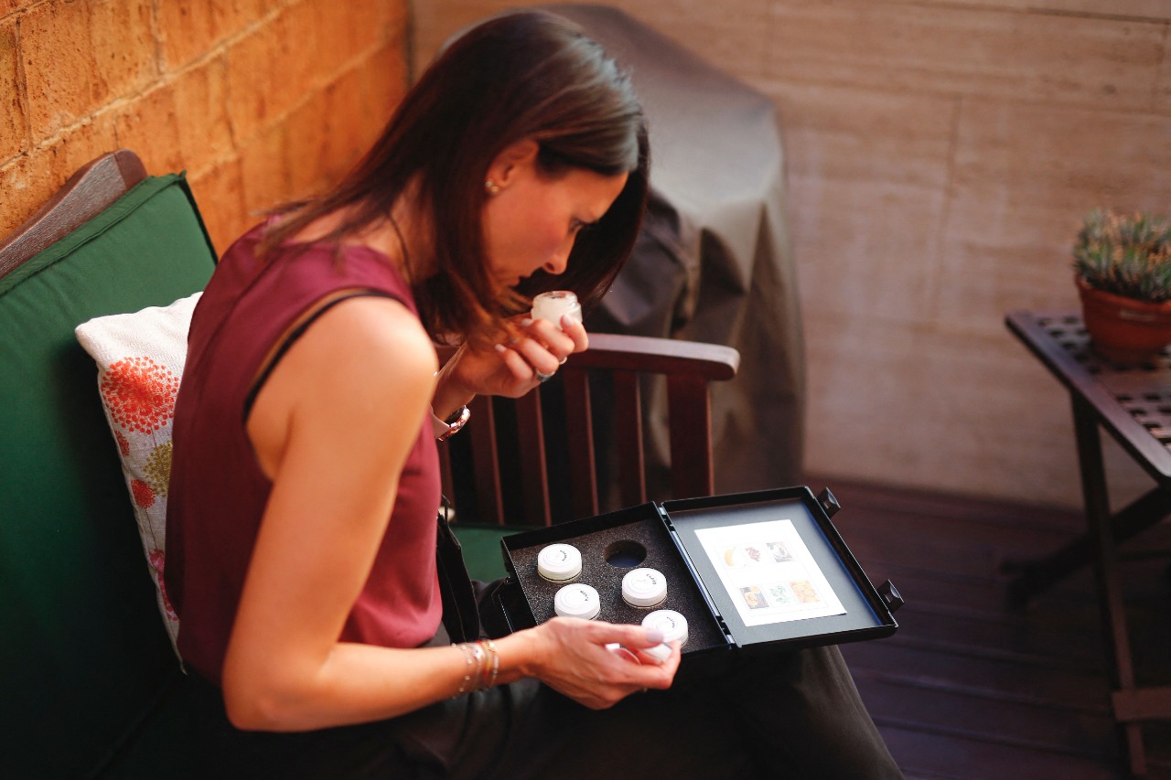 seorang pasien covid di Spanyol sedang mengetes indra penciumannya