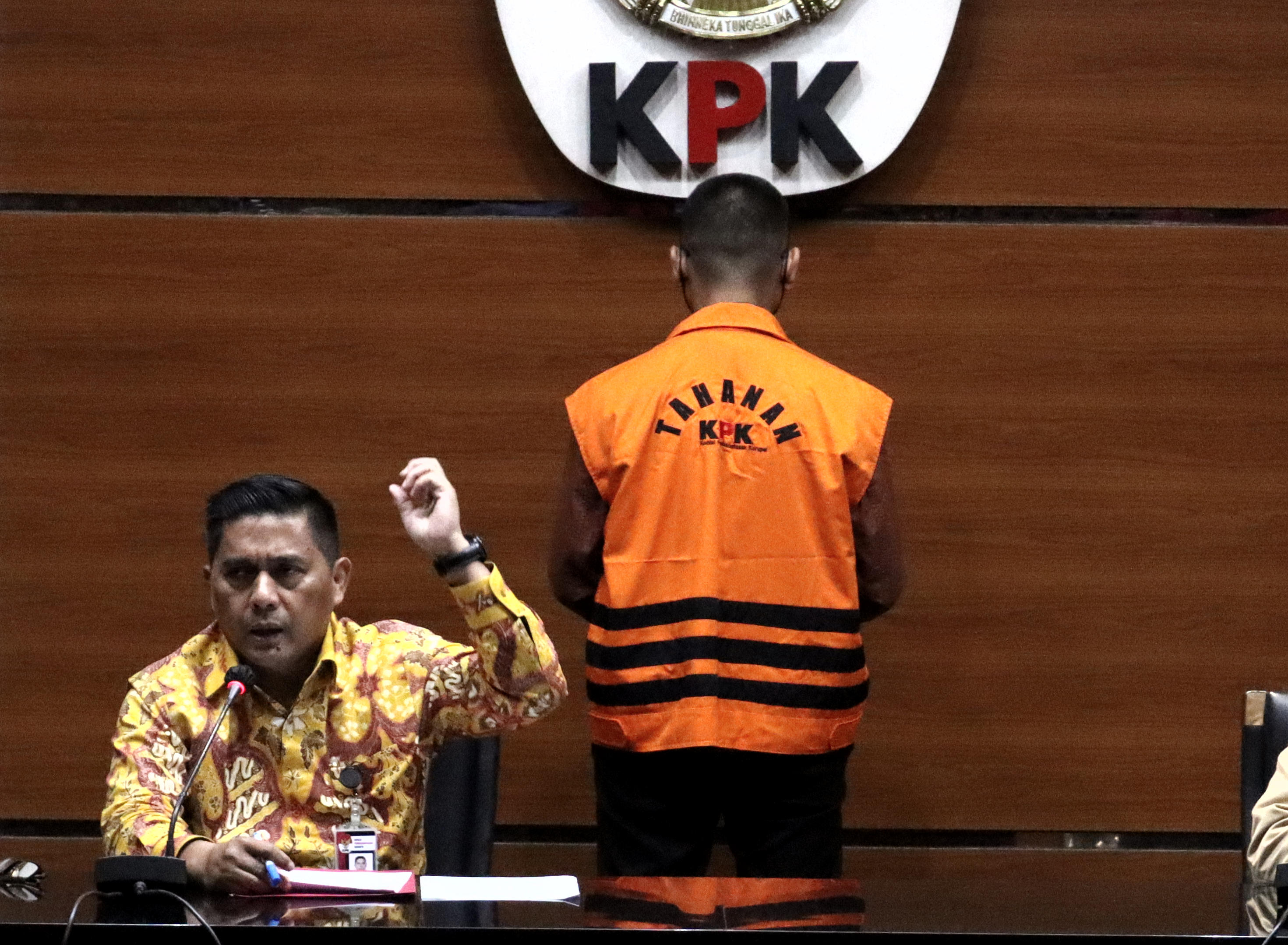 Deputi Penindakan KPK Karyoto (kiri)