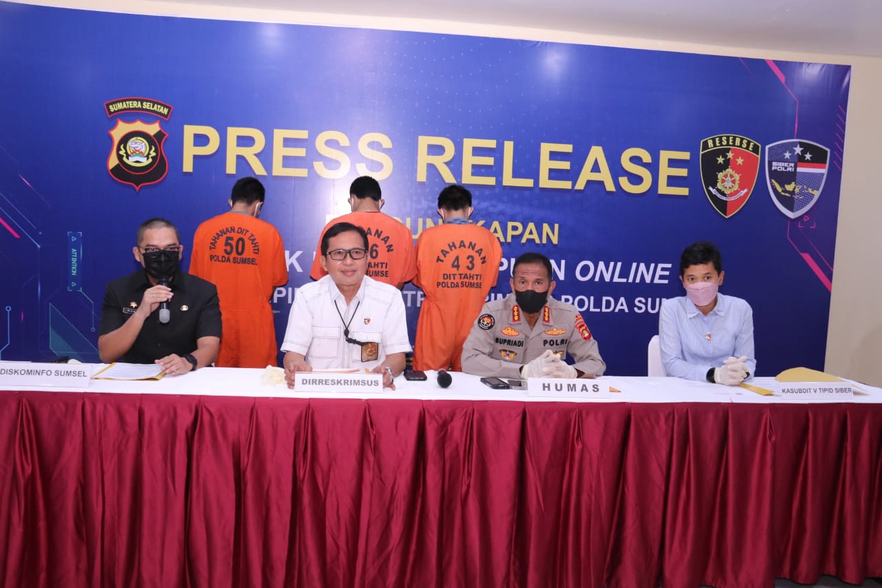 Polda Sumsel menunjukkan tiga pelaku yang termasuk sindikat penipuan online asal Sumut di Palembang, Kamis (21/7).