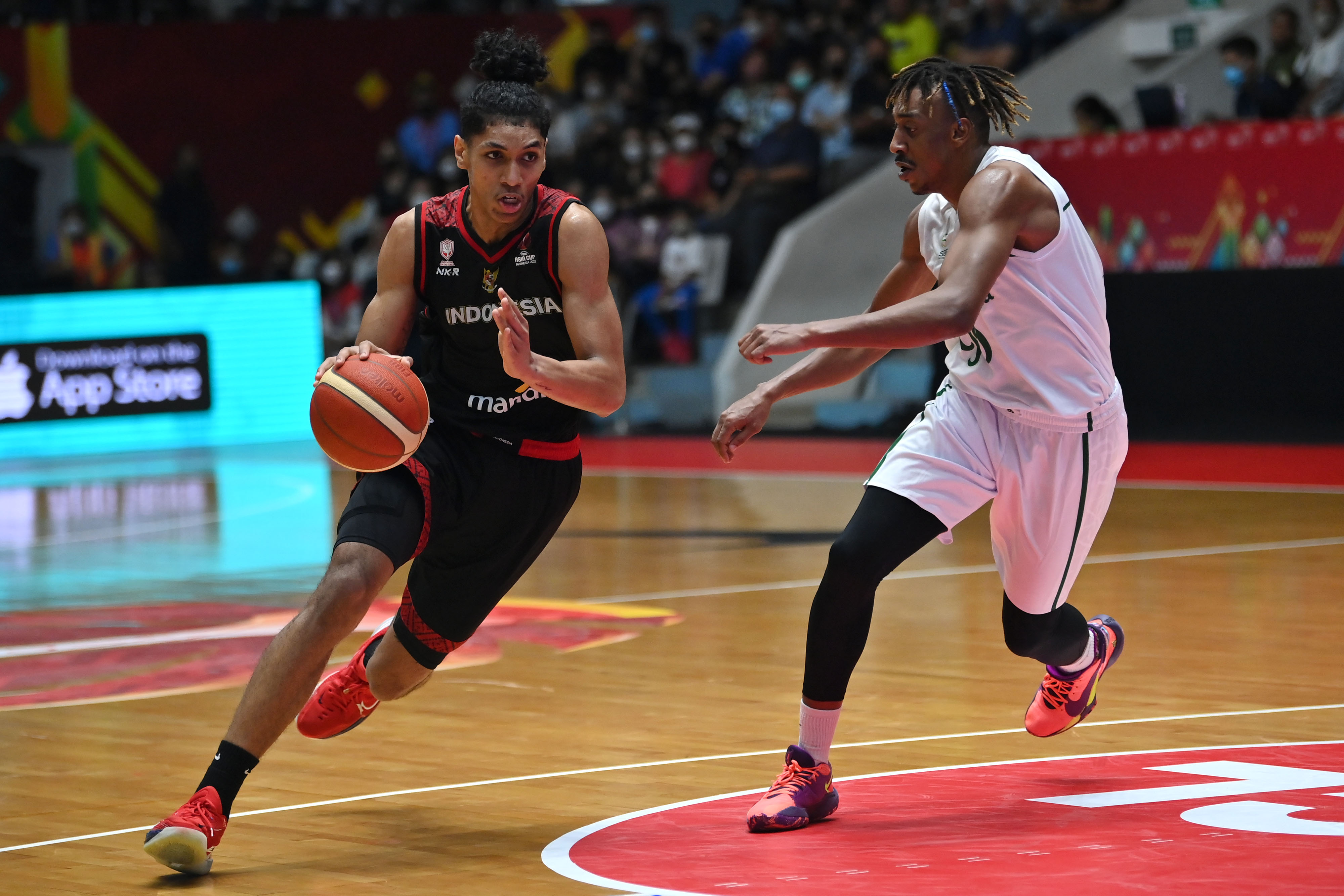 Pebasket timnas Indonesia Derrick Michael (kiri)