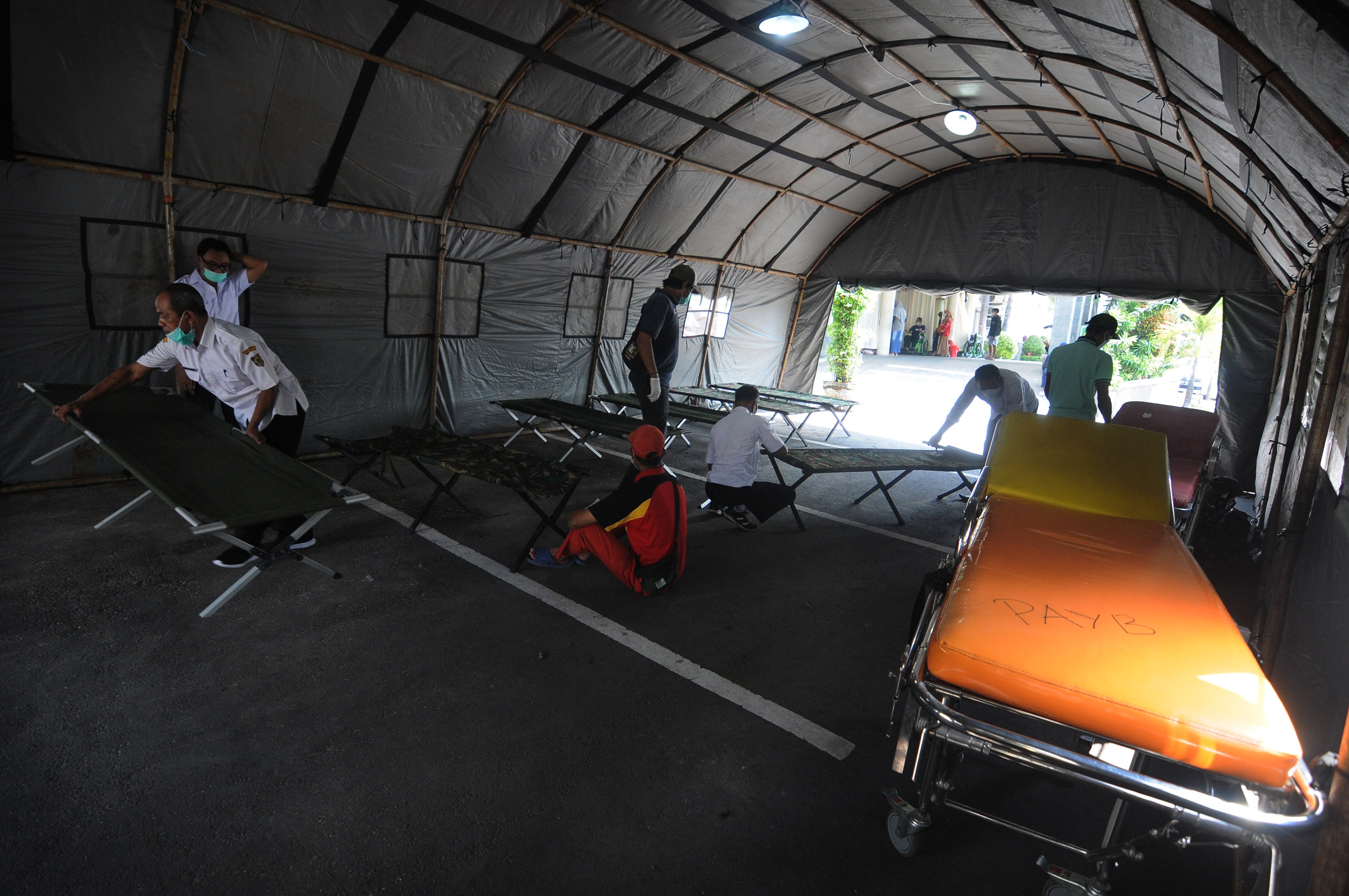 TENDA DARURAT: Petugas menyiapkan tempat tidur pada tenda darurat di RSUD Pandan Arang, Boyolali seiring meningkatnya kasus covid-19